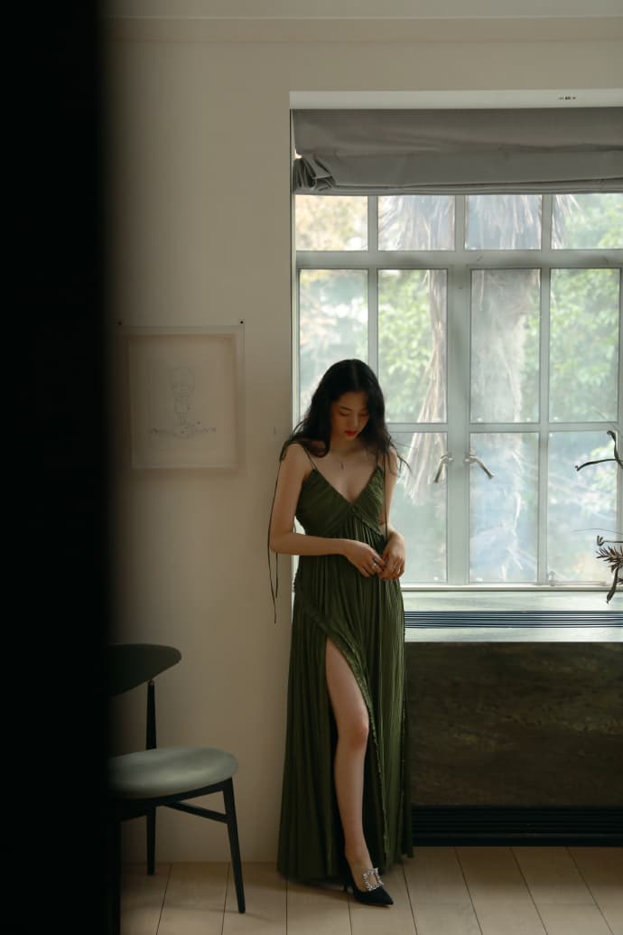 歐陽娜娜出席中國版《GQ》年度人物盛典，高衩禮服讓人驚豔。（翻攝自歐陽娜娜微博）