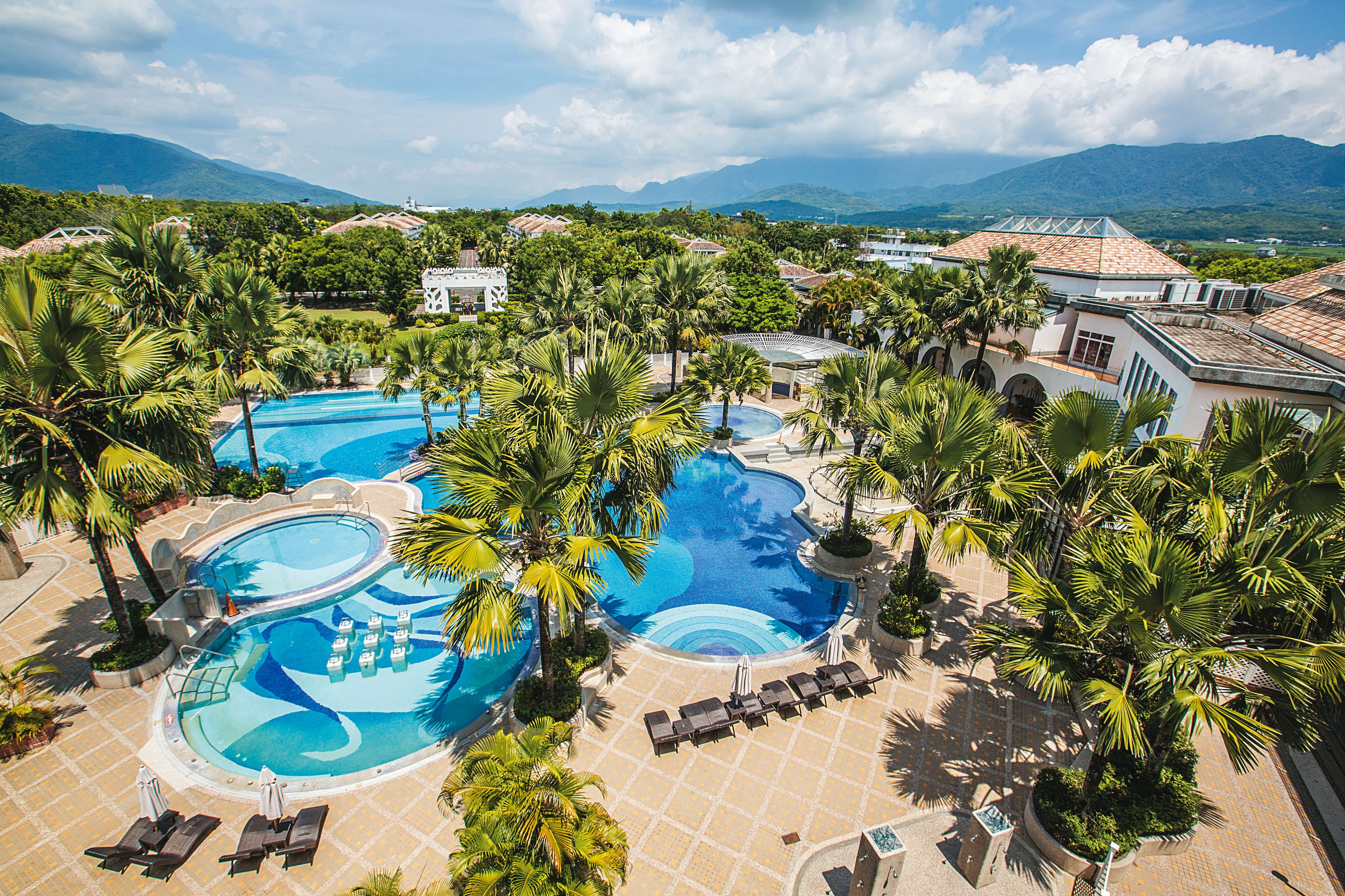 位於台東池上的日暉國際渡假村占地4.2公頃，分為Hotel區與Villa區，海灣造景的泳池種植許多棕櫚樹，營造南洋風情。