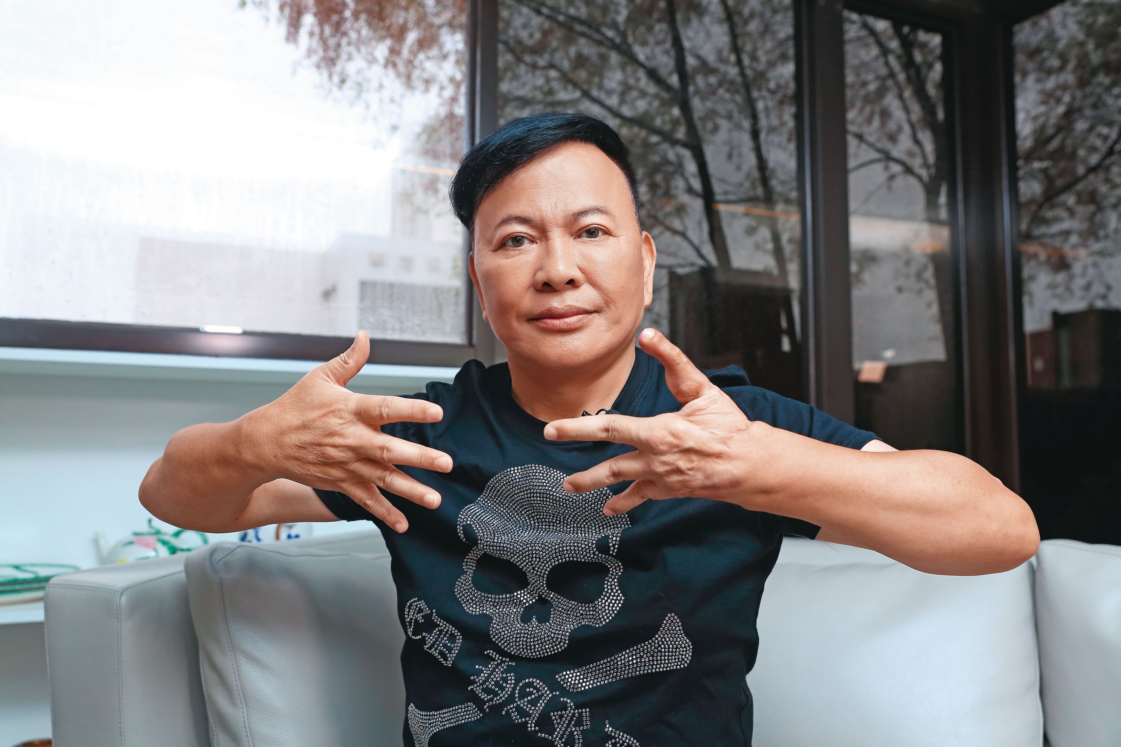 鄭越才國小畢業就因工傷絞斷左手2根指頭，3年前動手術將腳趾移植至手上，成為9指董事長。