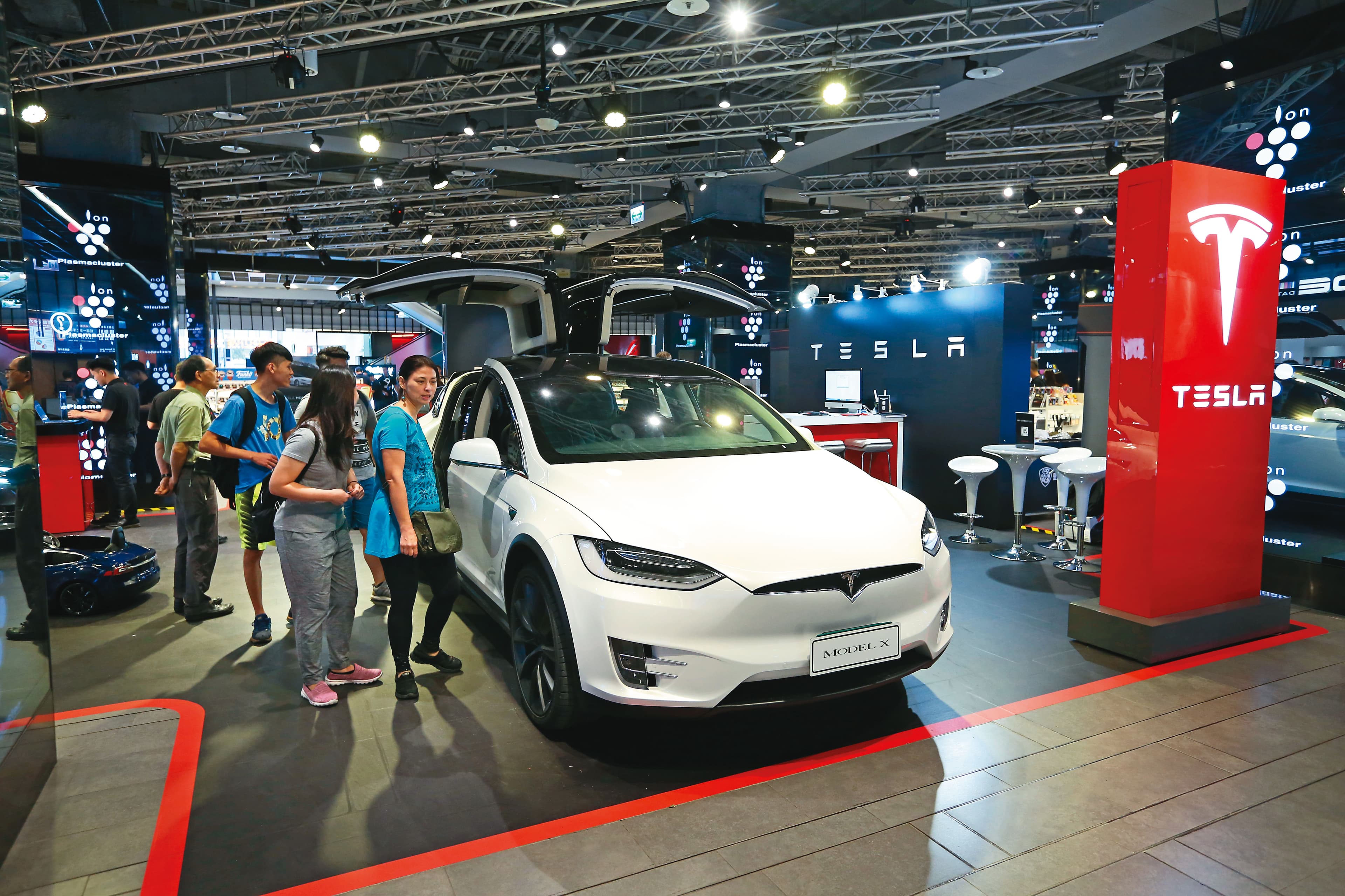 5G、AI、電動車等為未來趨勢,投資人可將科技型ETF納入組合中。