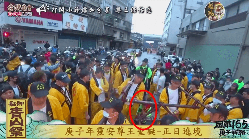 遶境隊伍沿街傳出民宅火警,讓值東爐主淚求別再放鞭炮。(翻攝自艋舺青山王臉書)