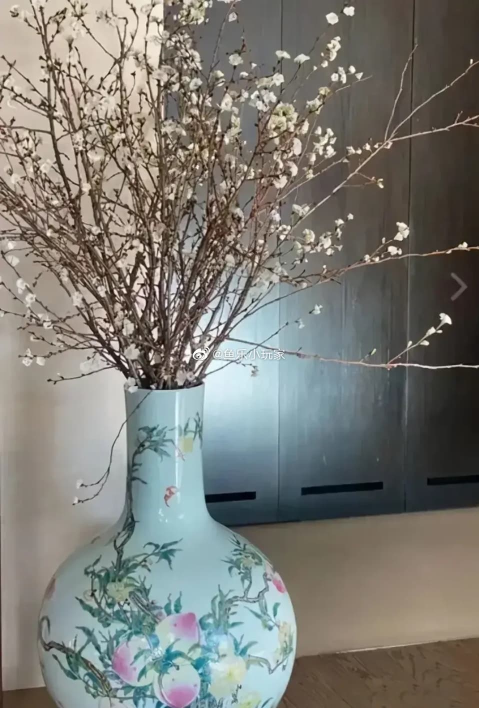 拿價值1.8億的300年前古董插花，劉嘉玲真的大手筆。（翻攝自魚樂小玩家微博）