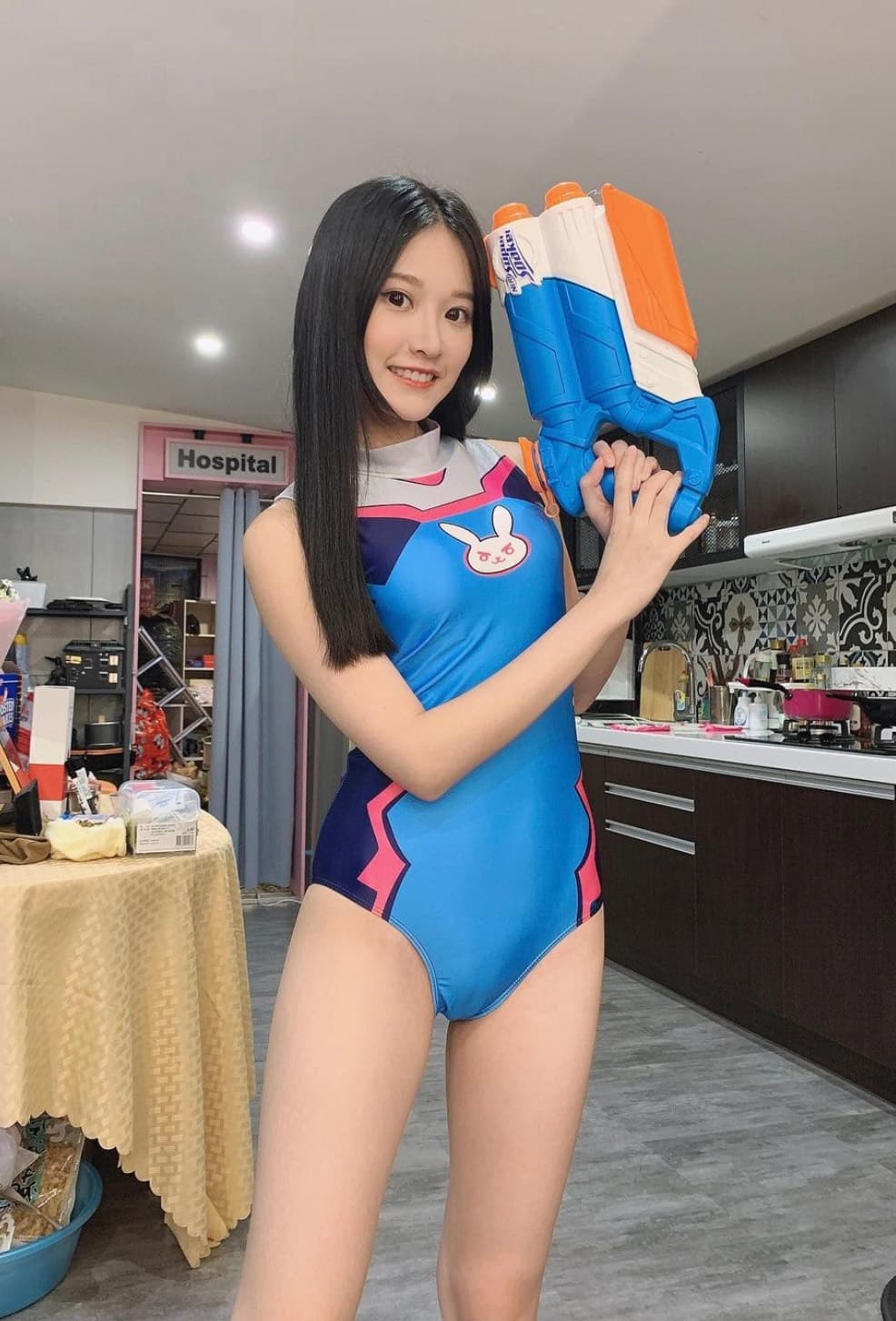 艾瑞絲角色扮演起動漫角色泳裝打扮,性感噴火指數爆表。(翻攝自艾瑞絲IG)