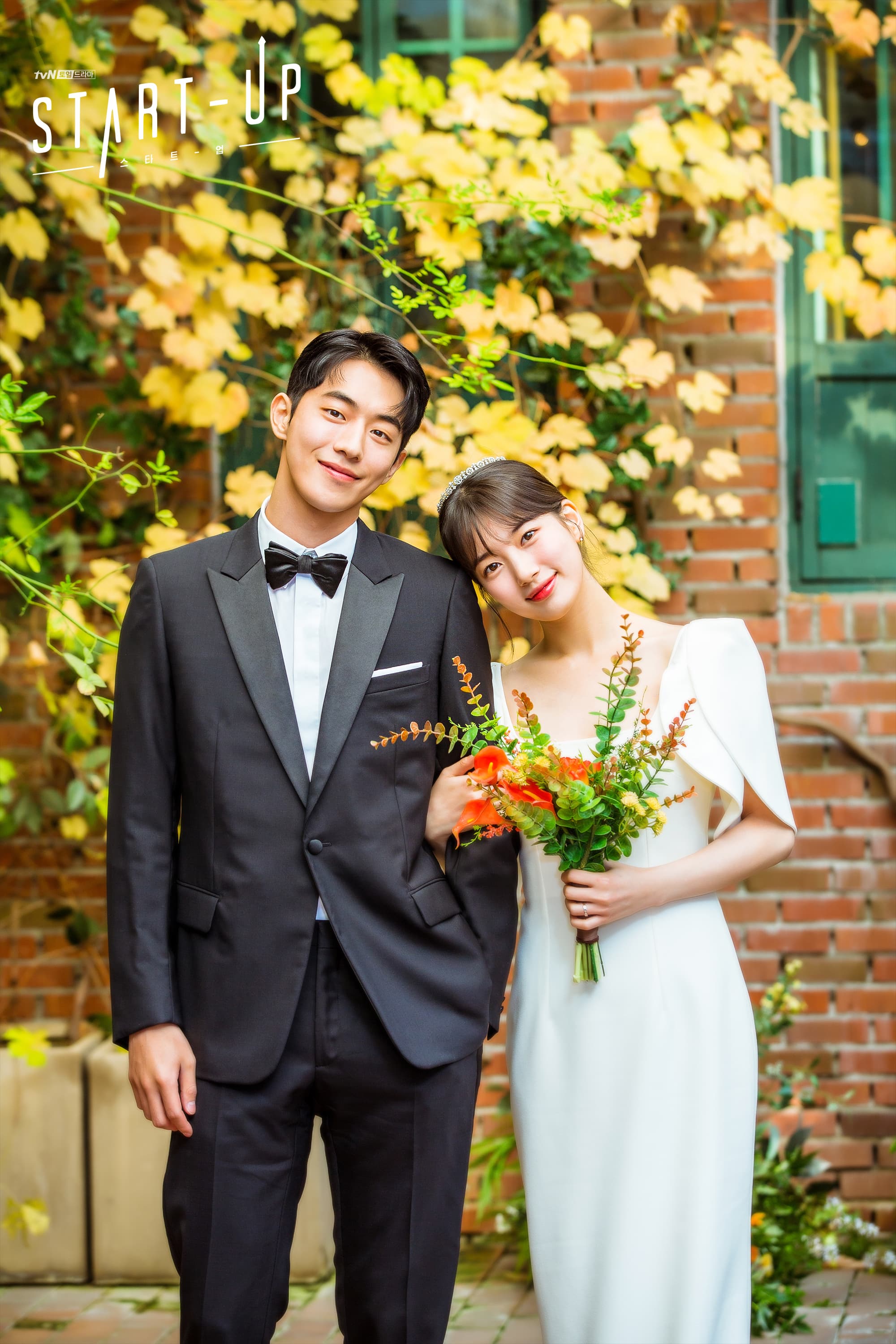 南柱赫(左)和秀智劇中成為夫妻,甜蜜婚紗照曝光。(翻攝自tvN Twitter)