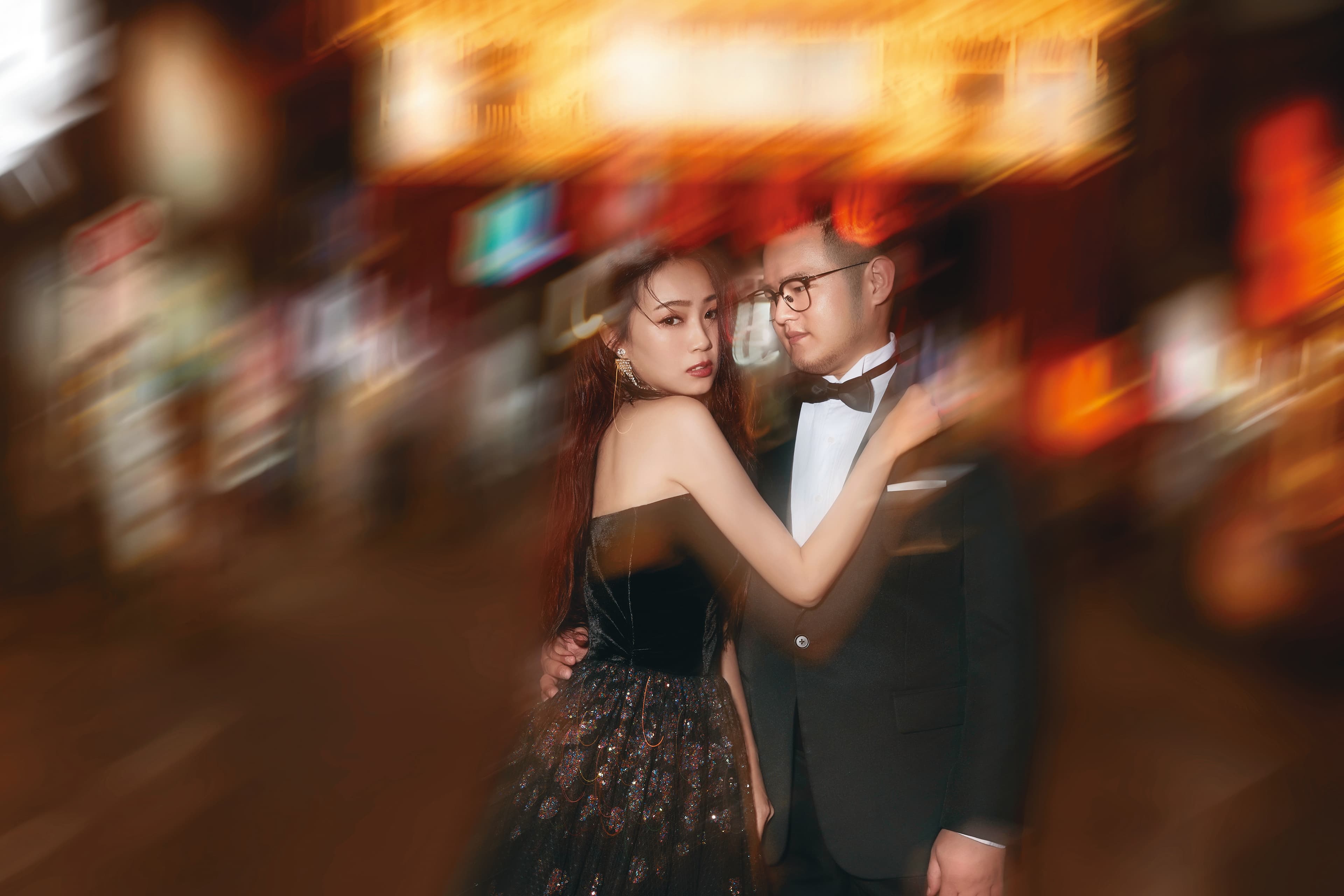 丫頭(左)和前警政署長王卓鈞之子William(右)愛情長跑9年,今年5月修成正果,受到各界的祝福。(LinLi Boutique提供)