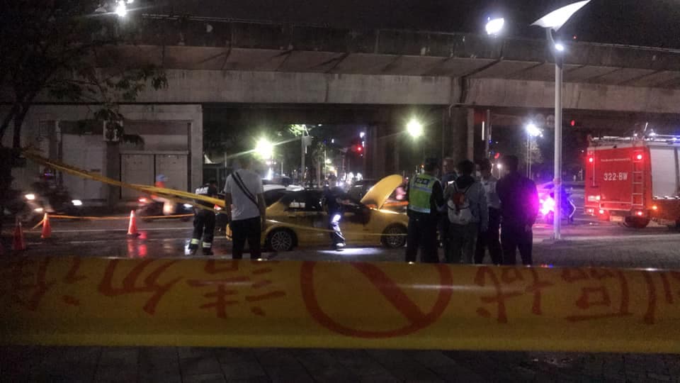 消防員緊急將火勢撲滅後,不過車內60多歲男性計程車駕駛已明顯死亡。(翻攝自高雄五甲大小事臉書粉專)