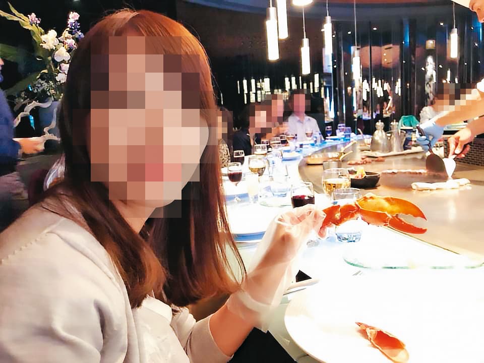小美(圖)原欲請辭,卻因上級慰留,繼續與情夫長官朝夕相處。(讀者提供)