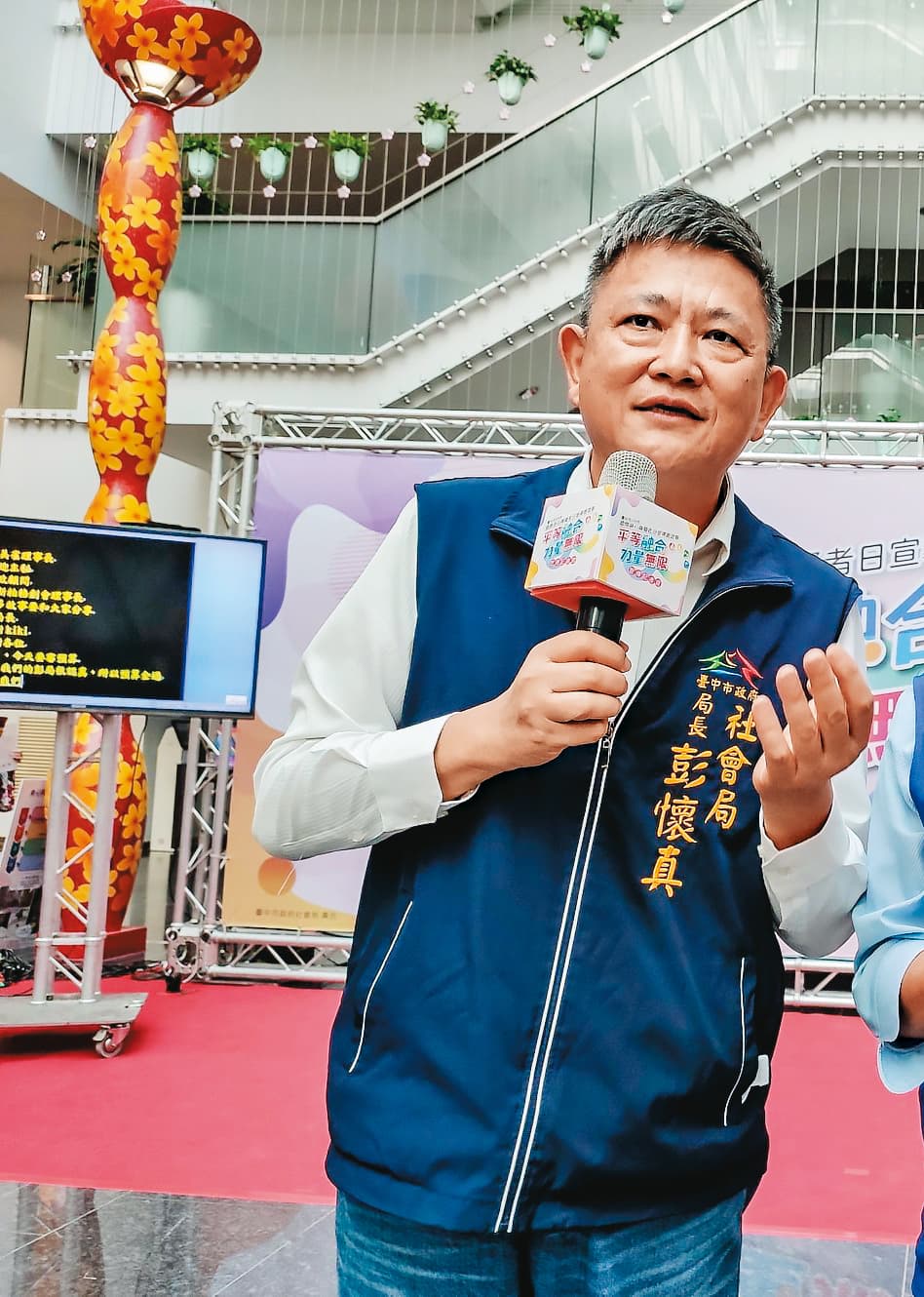台中市社會局長彭懷真（圖）對部屬外遇置之不理，引發綠帽夫不滿。（翻攝台中市政府臉書）