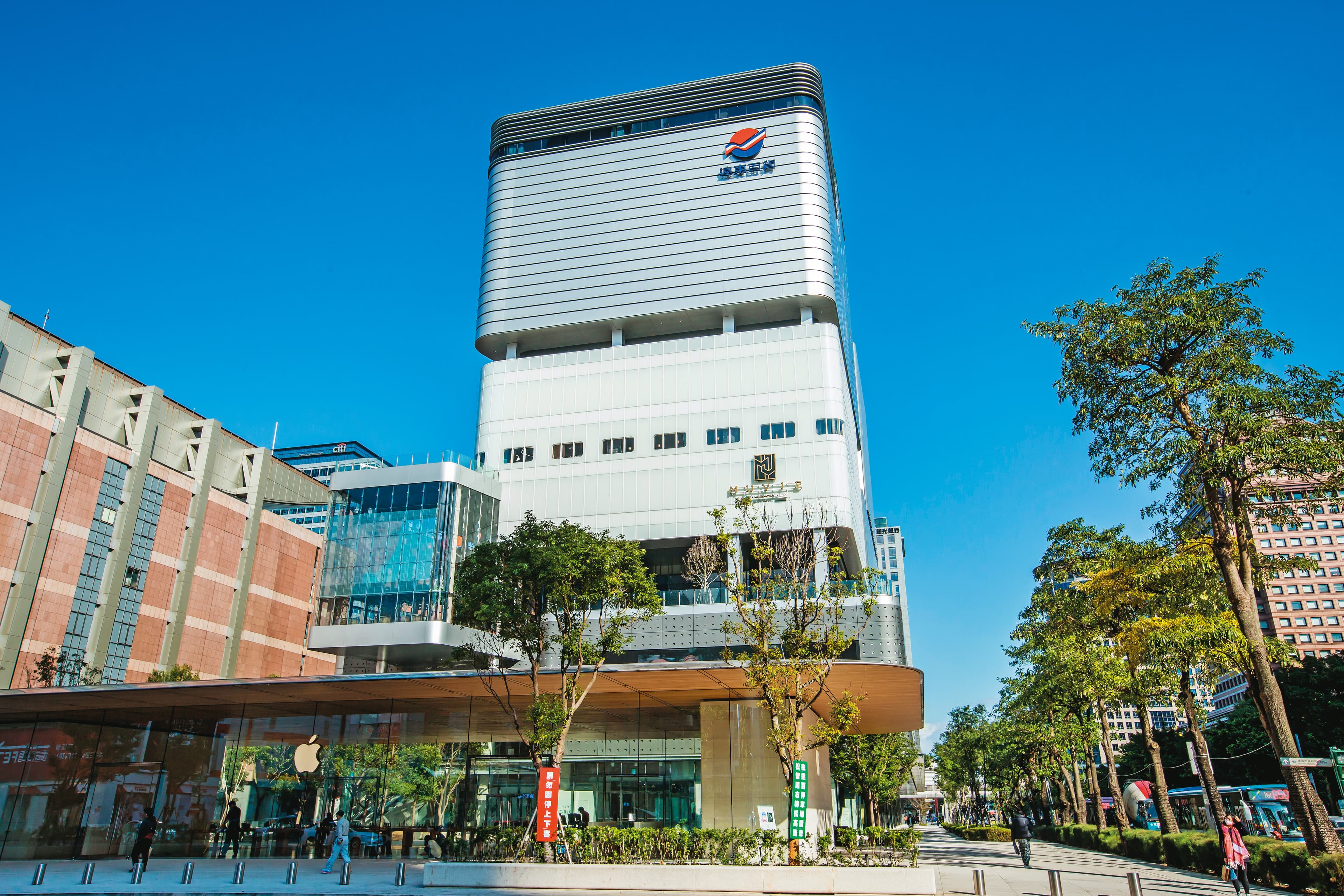 勞動基金遭股市大戶利用，炒作國內百貨龍頭股票遠百。圖為遠百信義A13。
