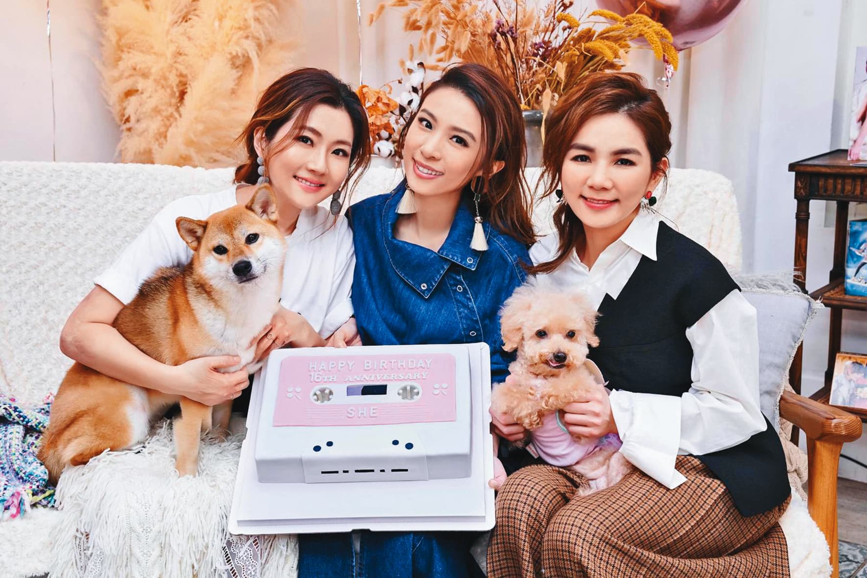 S.H.E在約滿離開華研國際音樂前,推出了出道15週年的紀念專輯。(華研提供)