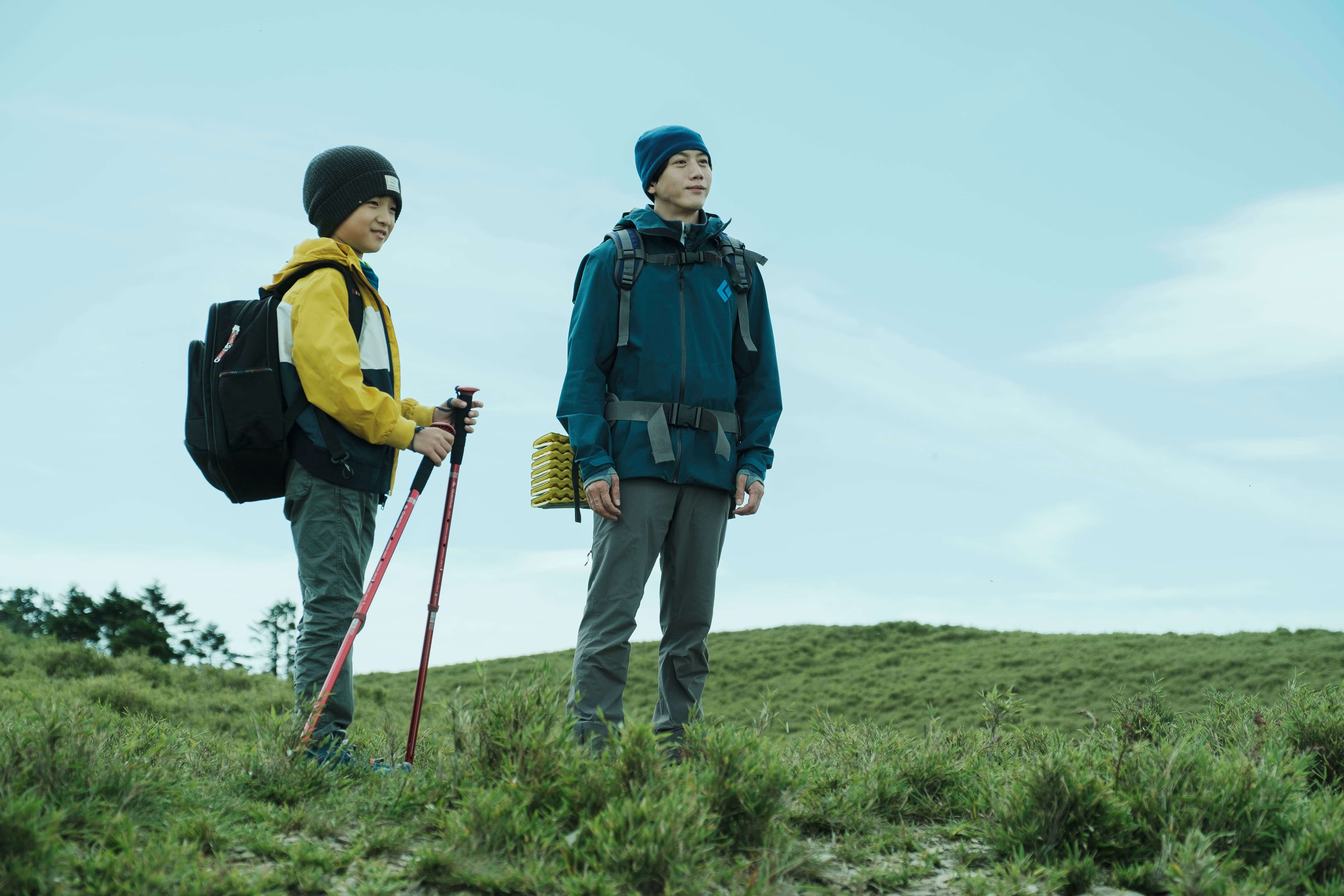 莫子儀(右)與童星白潤音人氣高,而導演鄭有傑說若票房破4,000萬就出絕美劇照書。(牽猴子提供)