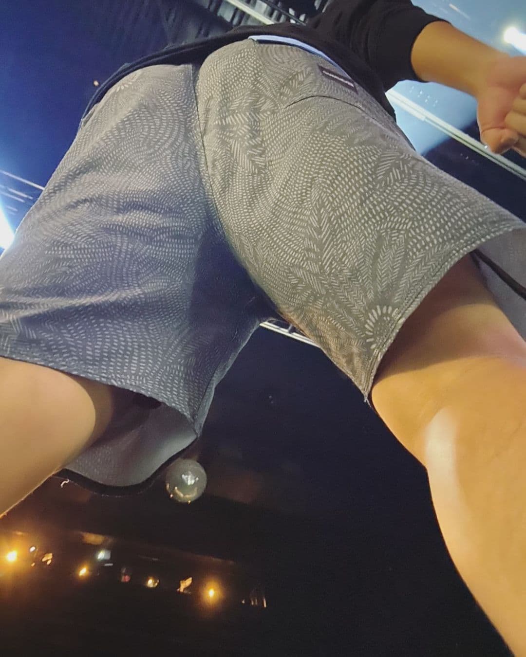 蔡哥不小心被拍到短褲裡的內褲,照片被HowHow轉發卻遭到移除。(翻攝自蔡哥IG)