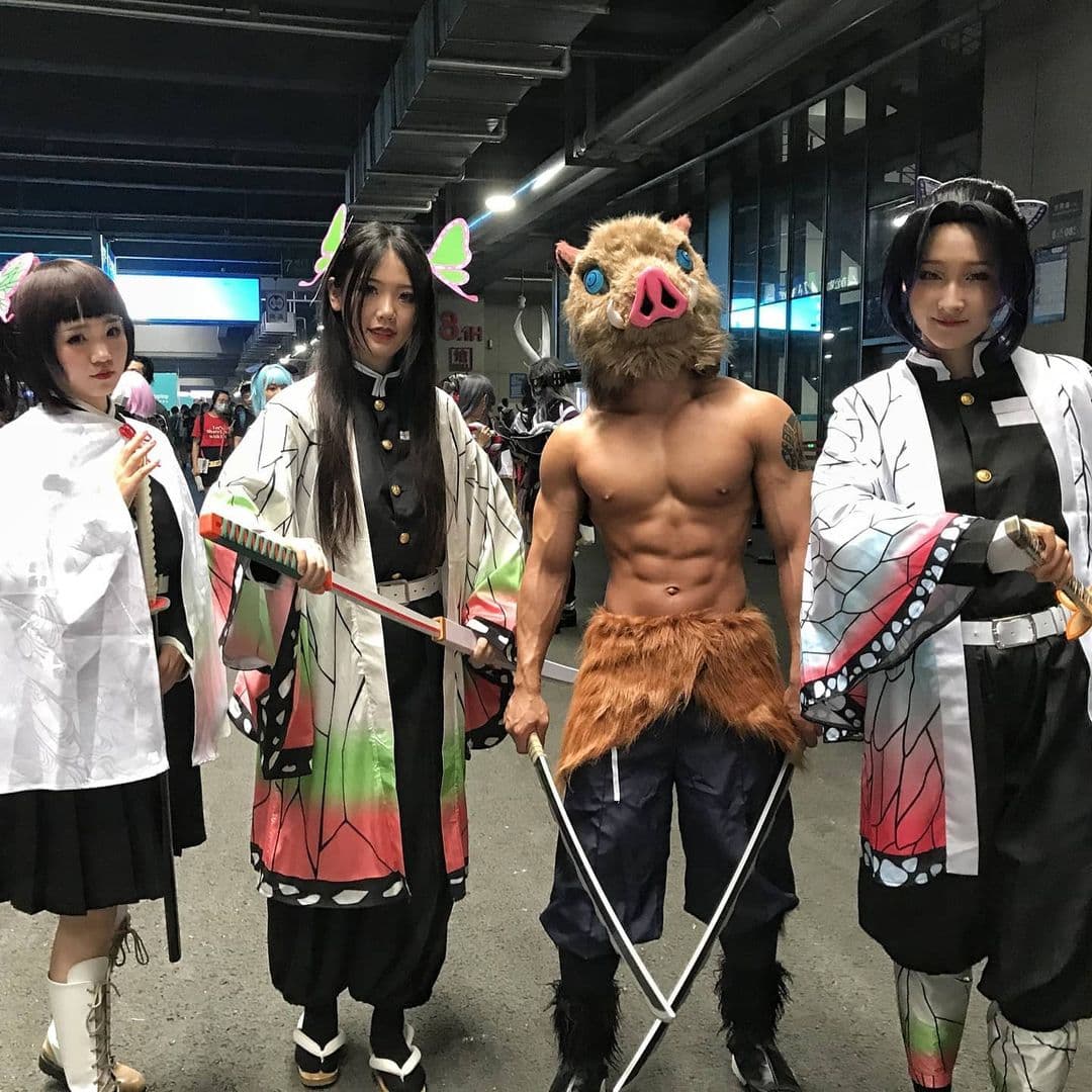 來自上海的「飯桶九兒」(右二)在動畫展扮演《鬼滅之刃》男三「伊之助」,引起網友的關注和討論。(翻攝自飯桶九兒IG)
