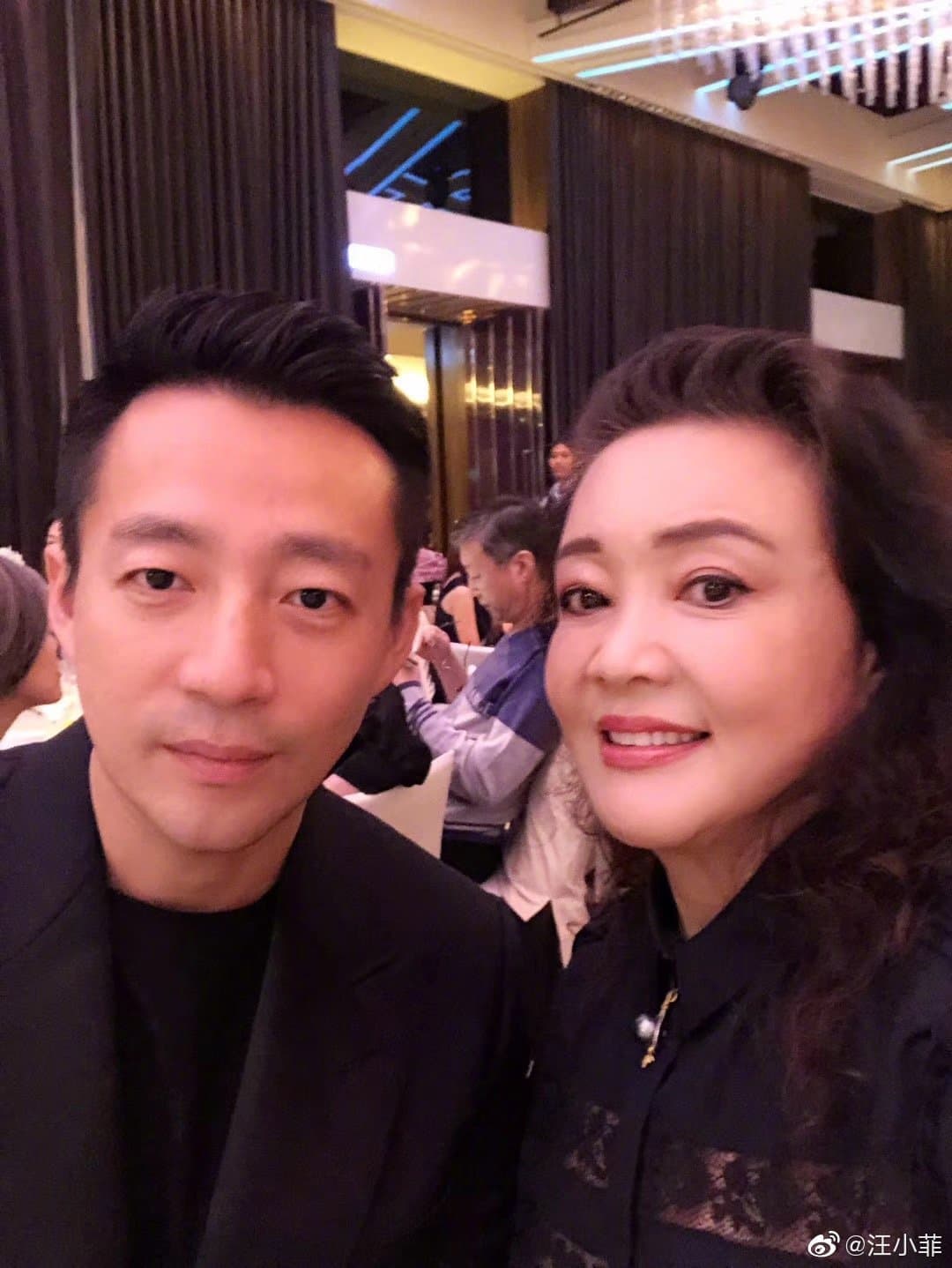 汪小菲（左）和張蘭（右）母子感情深厚，一起打造餐飲事業王國。（翻攝自汪小菲微博）