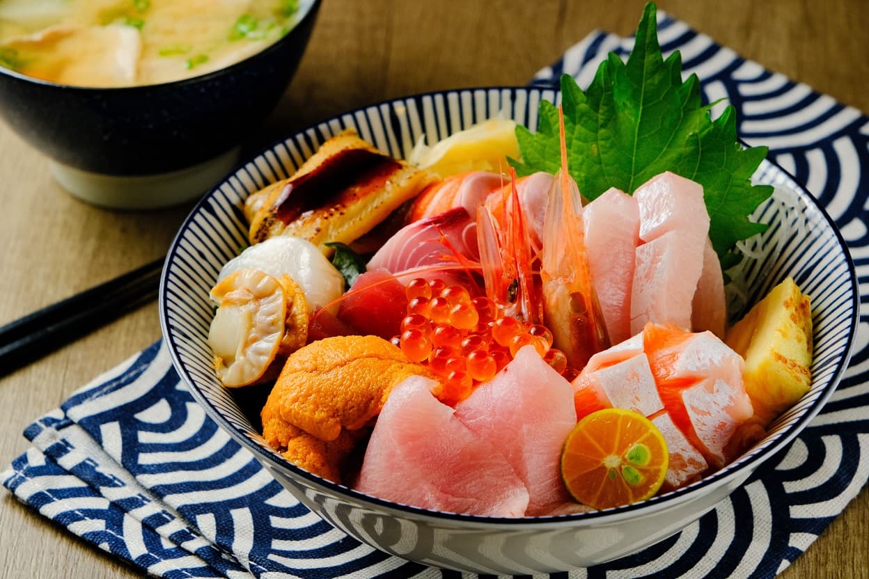 大方的「豪華丼」裡頭竟然還附上一整顆的海膽。(500元/份)