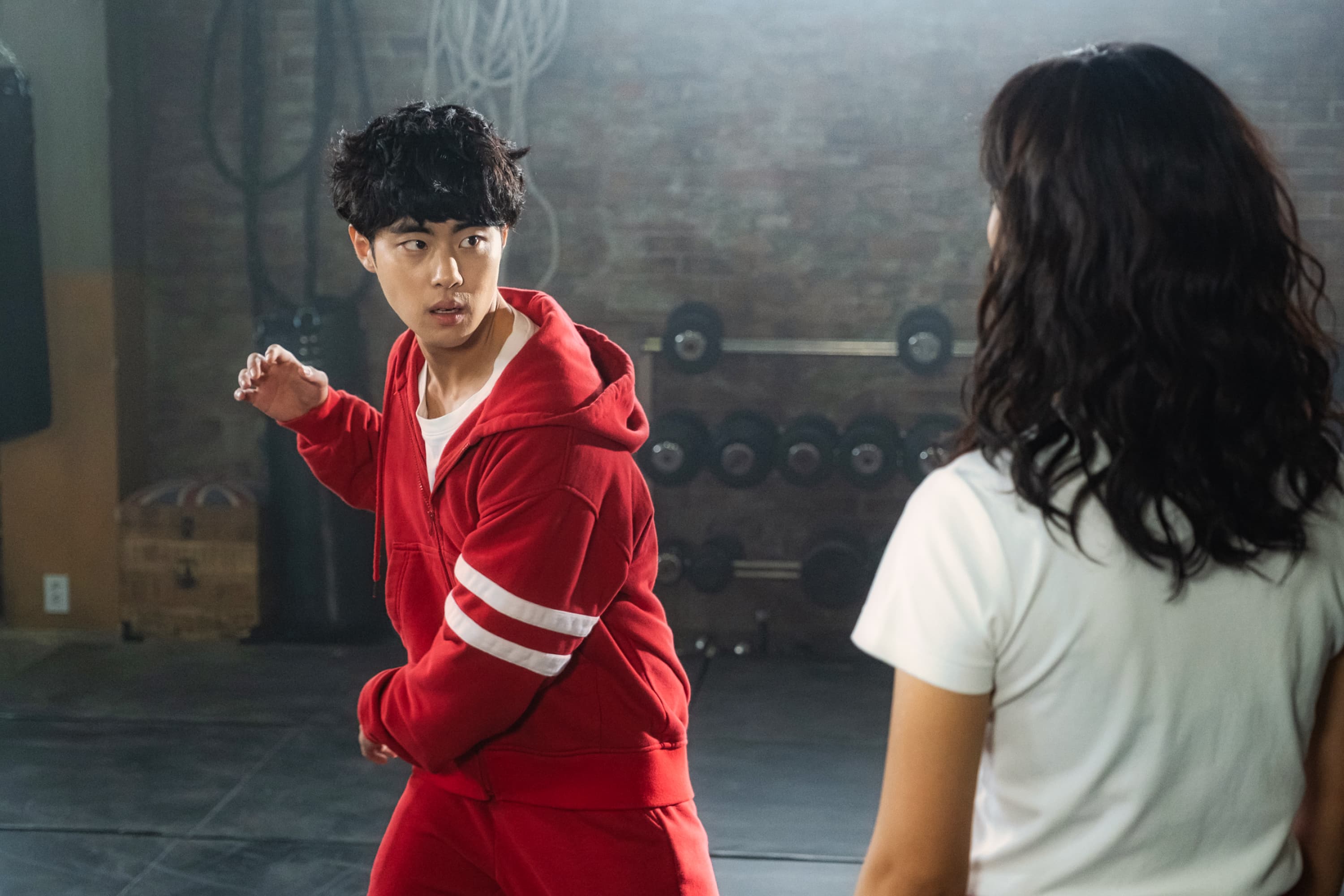 趙炳圭遇到金世正(右)後,加入了驅魔人的行列。(Netflix提供)