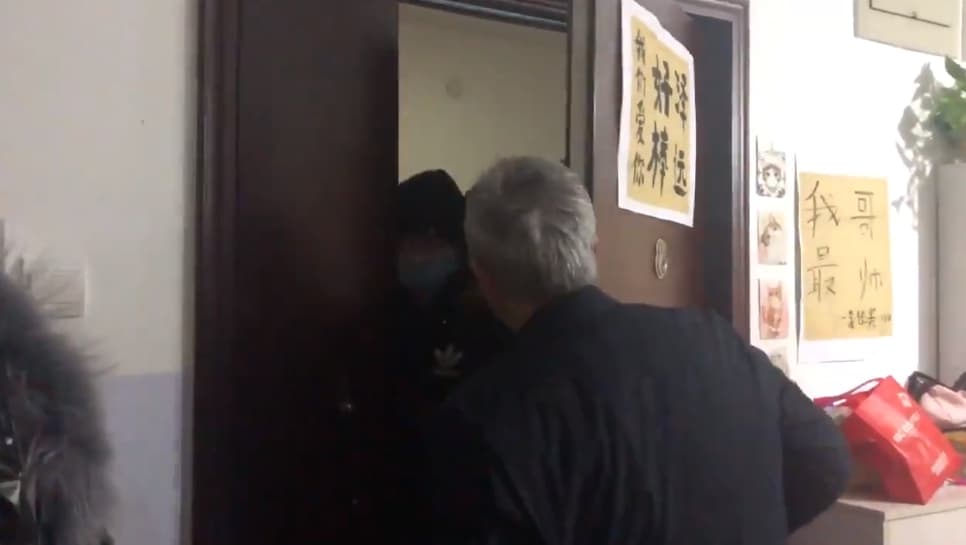 李和平家中9日一早同樣被堵住不讓出門。(翻攝自王峭岭推特)