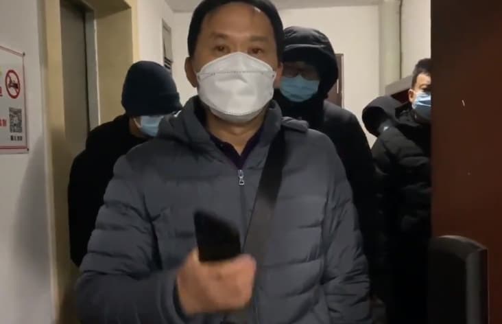 王全璋家中9日清晨就被按門鈴,聲稱是要找王全璋談談。(翻攝自李文足推特)