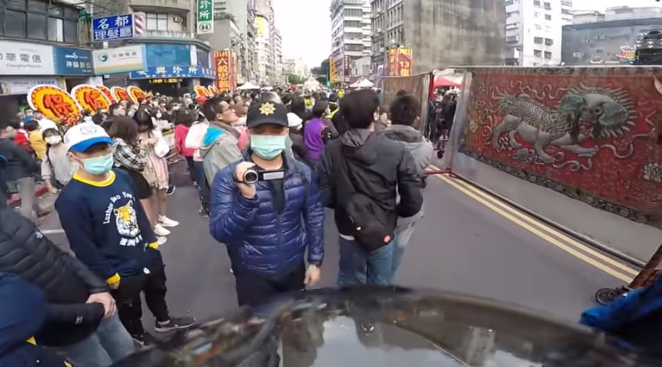 遭到員警制止的林男,下車後還試圖逼近蒐證中的員警。(翻攝自當事人YouTube)