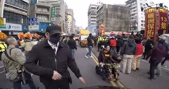 遶境隊伍將迎面而來,林男仍不顧員警勸說。(翻攝自當事人YouTube)