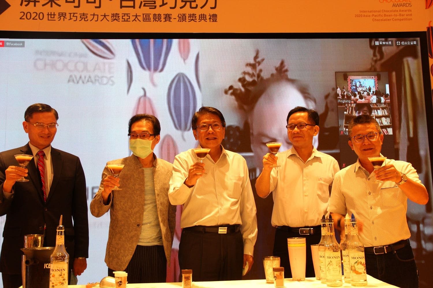 今年的世界巧克力大講亞太區競賽,於10月9日在屏東舉行頒獎典禮,縣長潘孟安(中)出席與得獎者合影。(翻攝自屏東縣政府官網)