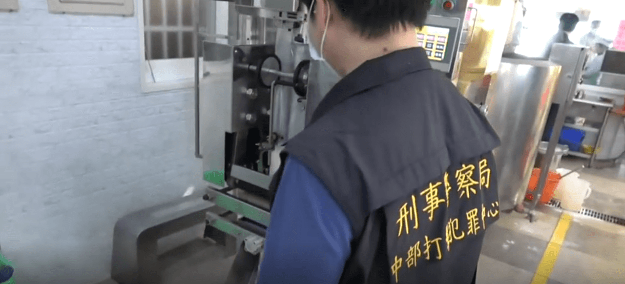 警方前往郭嫌的工廠進行搜索。(翻攝畫面)