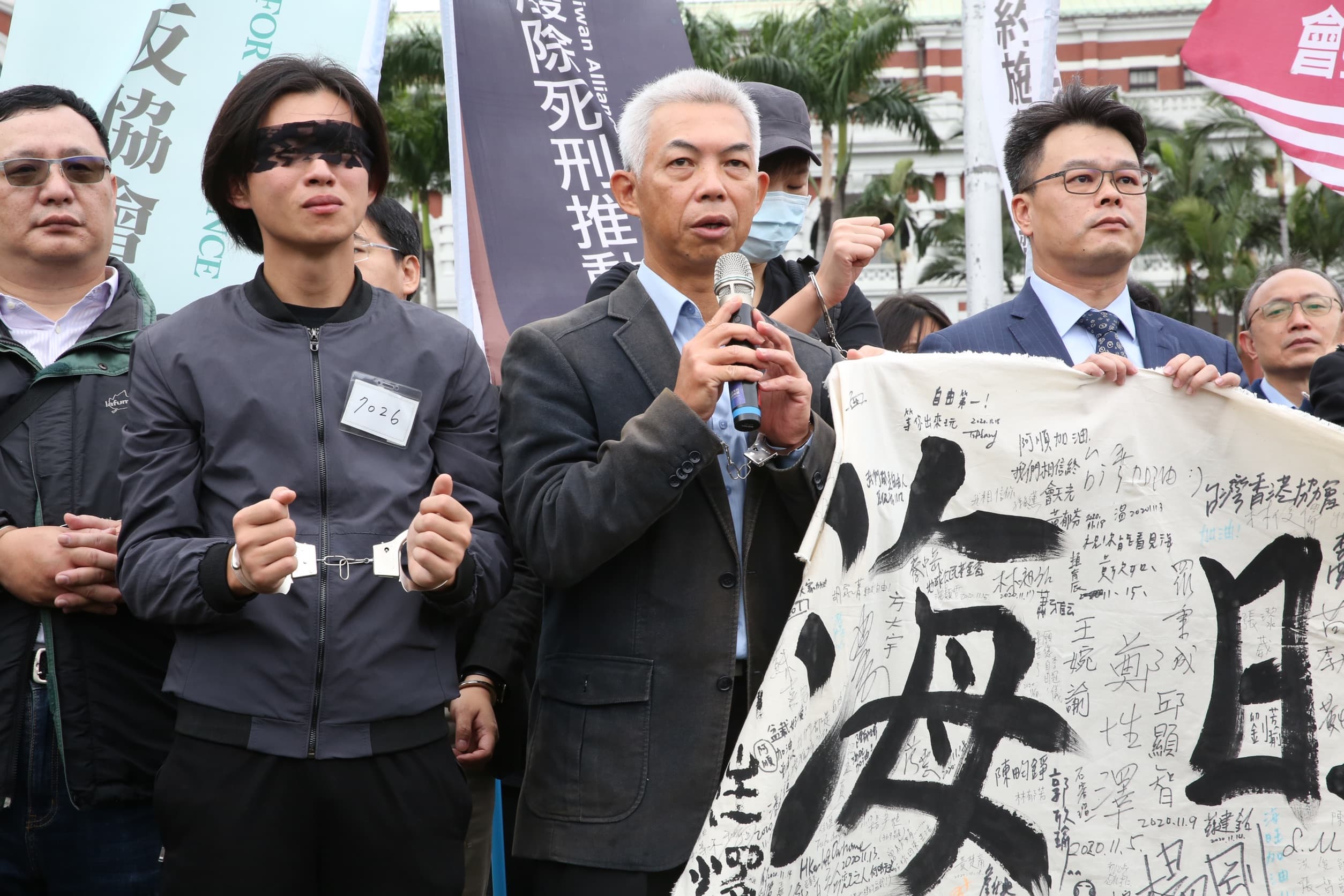 律師尤伯祥(中)呼籲總統回應特赦邱和順的訴求。