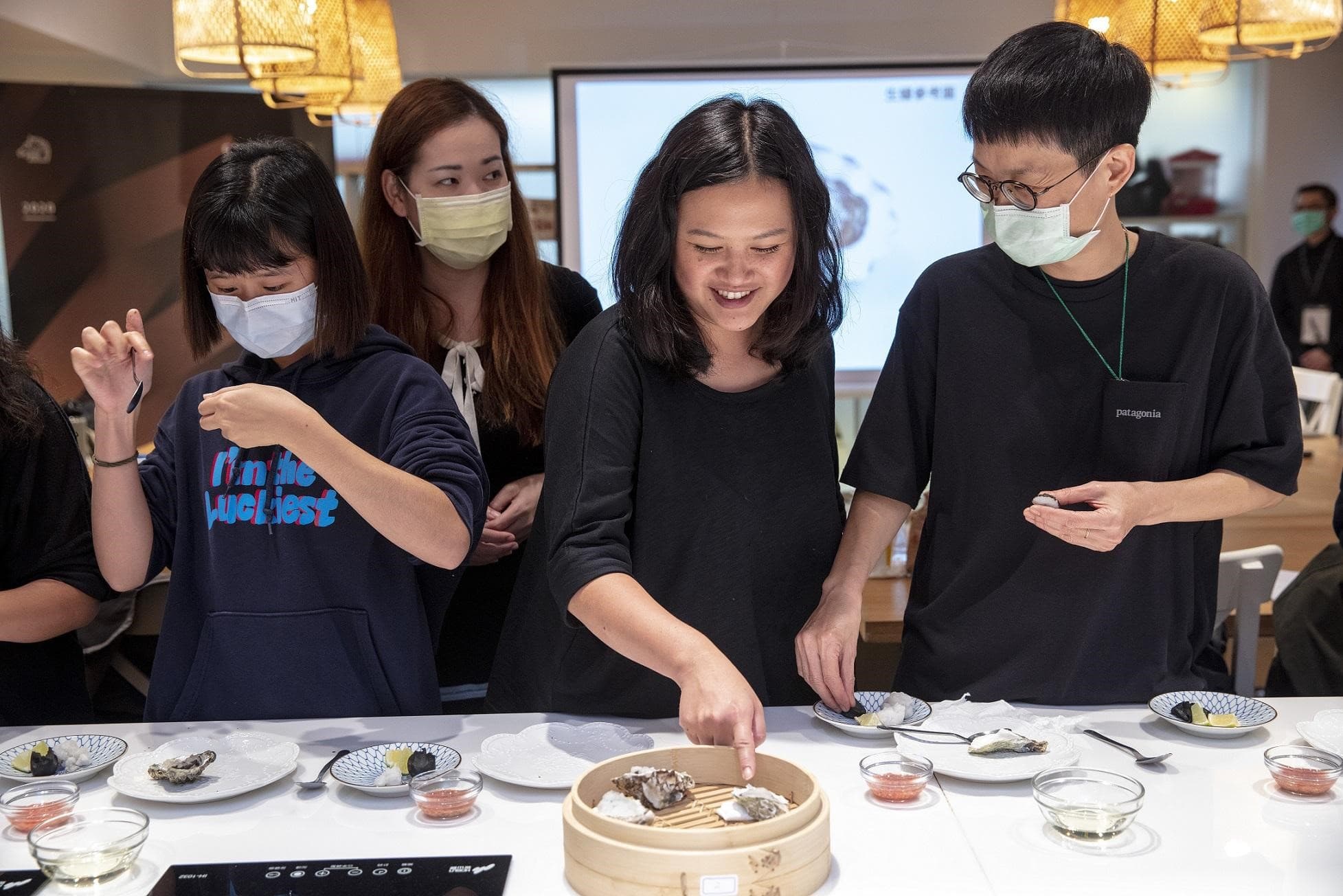 李宛蓉(右二)日前回台主持金馬電影工作坊,傳授食物造型的竅門與心法。(台北金馬影展執行委員會提供)