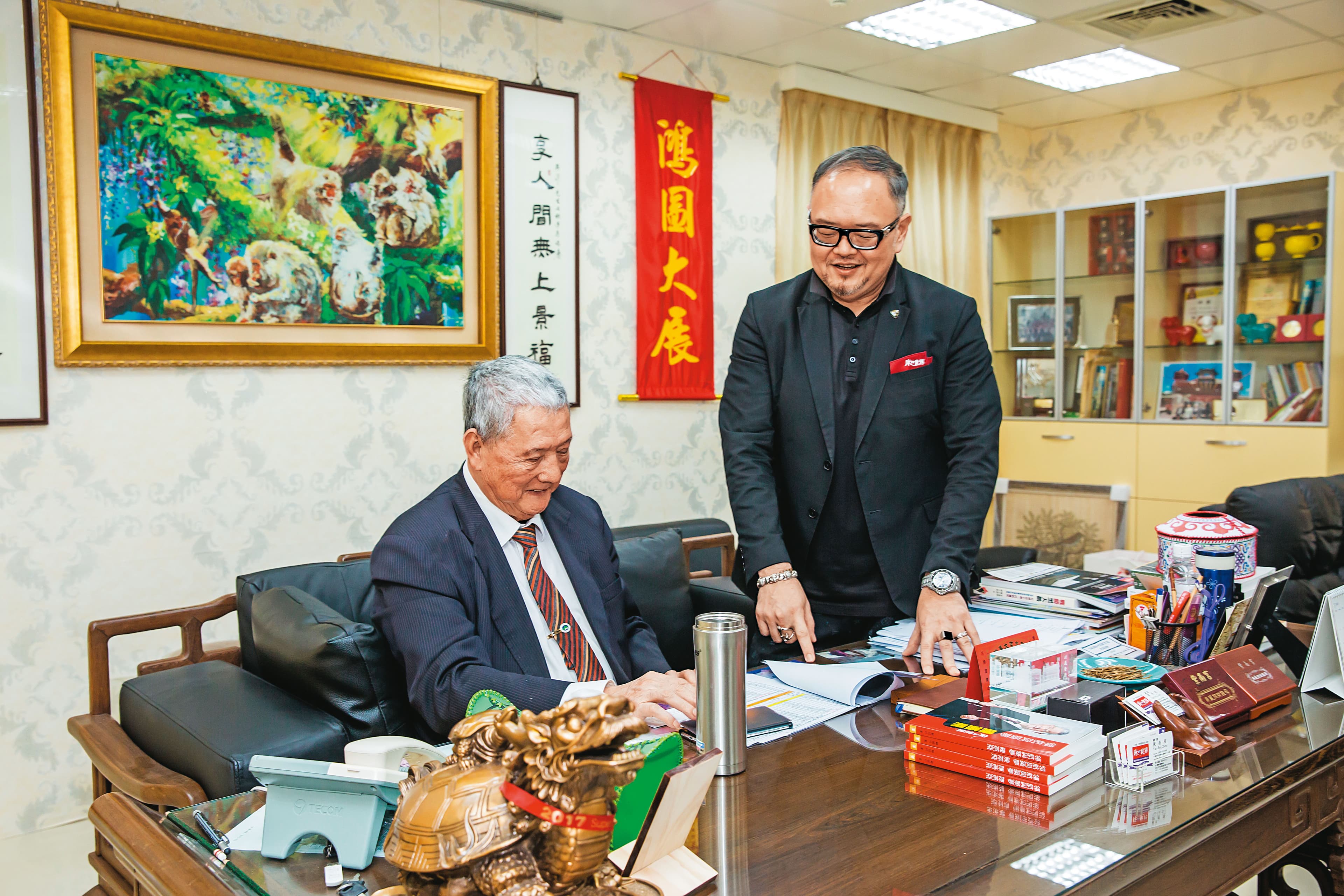 床的世界創辦人兼董事長陳燕飛(左),每天仍會到公司坐鎮。陳俊傑(右)說,進公司上班後,才跟父親變親近。