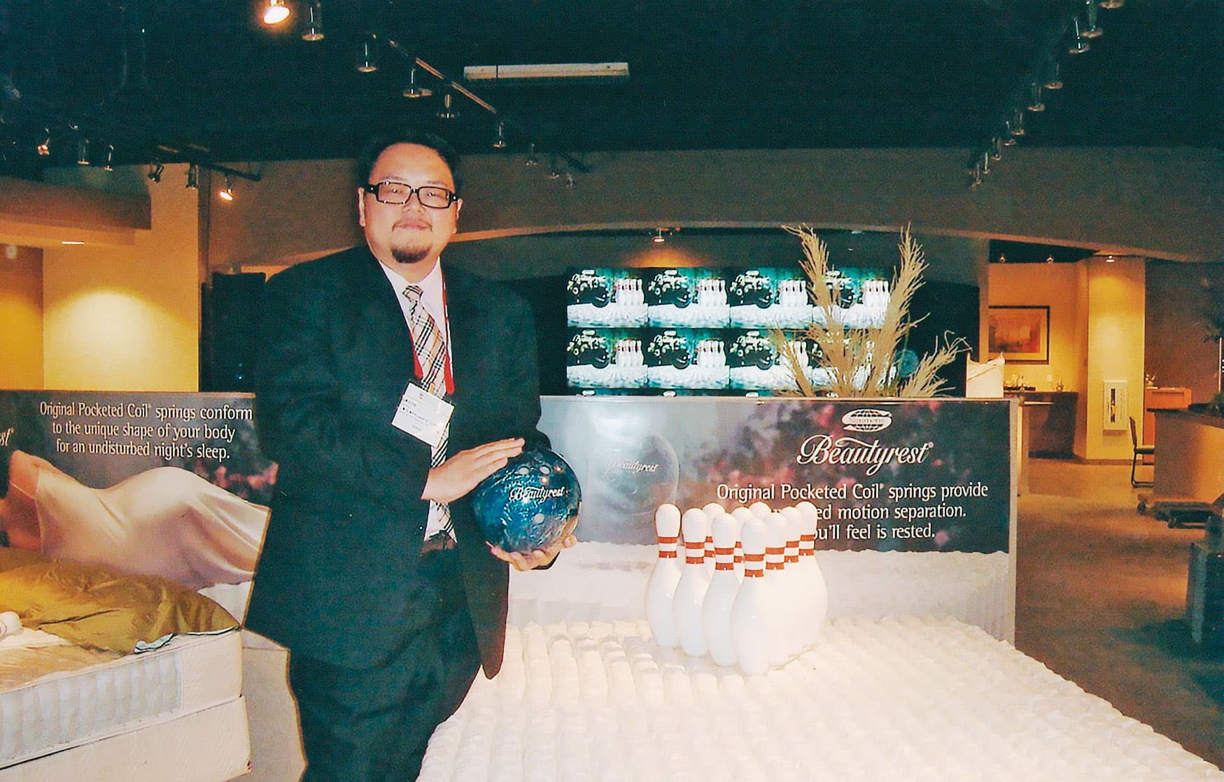 30歲的陳俊傑,當年去拉斯維加斯看床墊展。(床的世界提供)