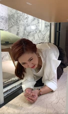 謝忻領口太寬鬆，躲到桌子底下時害她頻頻曝光。（翻攝自謝忻臉書）