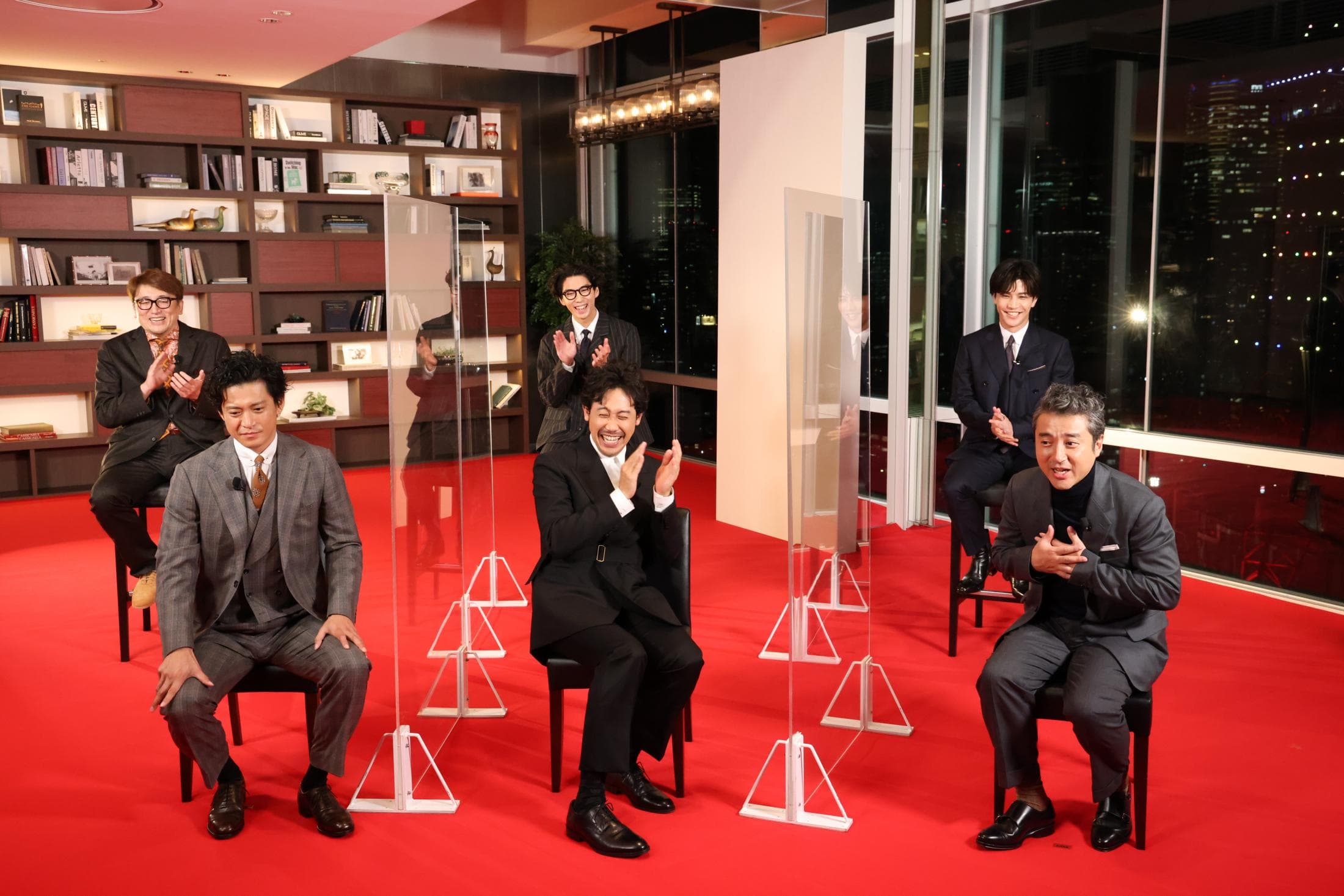 福田雄一(後排左)率領《新解釋.三國志》主要演員宣傳電影上映,和海外連線時現場笑聲不斷。(車庫娛樂提供)