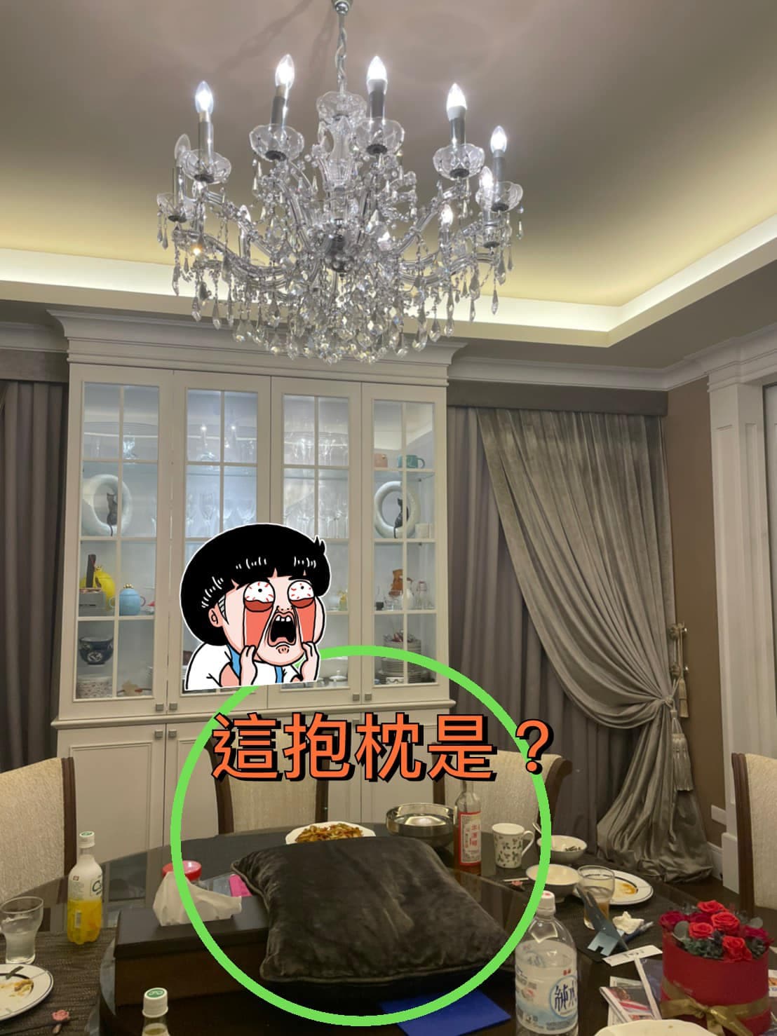 于美人為防止水晶燈掉落,在餐桌上擺放了一個抱枕。(翻攝自于美人臉書)