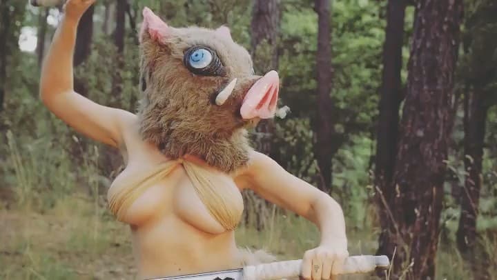 COS正妹Jessica超還原不愛穿衣服的「豬頭先生」嘴平伊之助。(翻攝自Jessica Nigri IG)