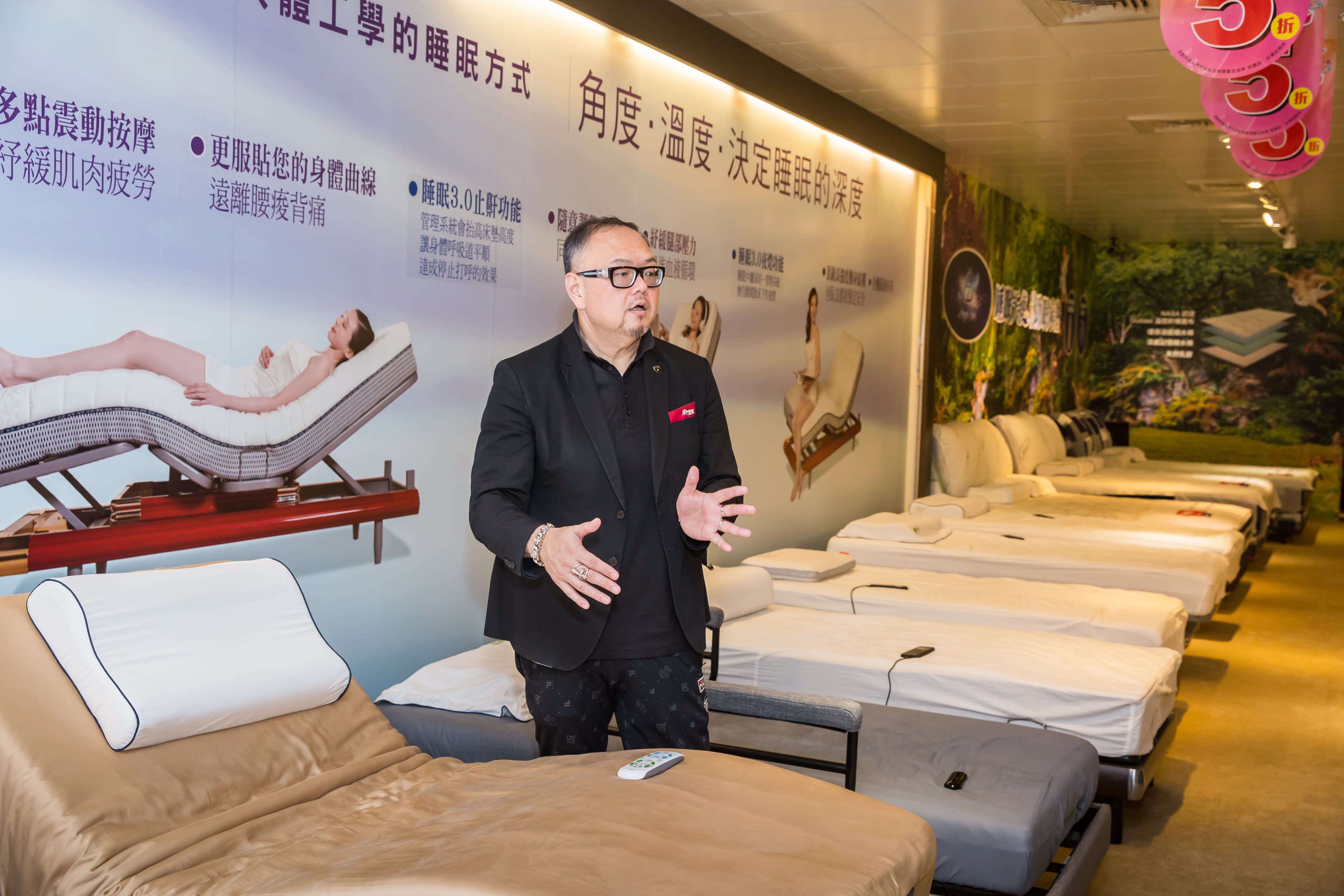 陳俊傑喜歡銷售：「十年的睡眠，要花多少錢、多少時間去決定，完全看你。」他說買床一定要好好地試躺感受。
