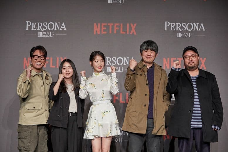 金宗寬(右二)因執導Netflix獨立單元劇《女孩,四繹》中的《走在夜裡》和IU(中)結緣。(翻攝自no cut news)
