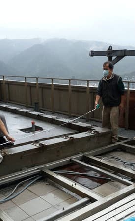 建管處今天進入羅志祥住處頂樓會勘,確認已自行拆除。(建管處提供)