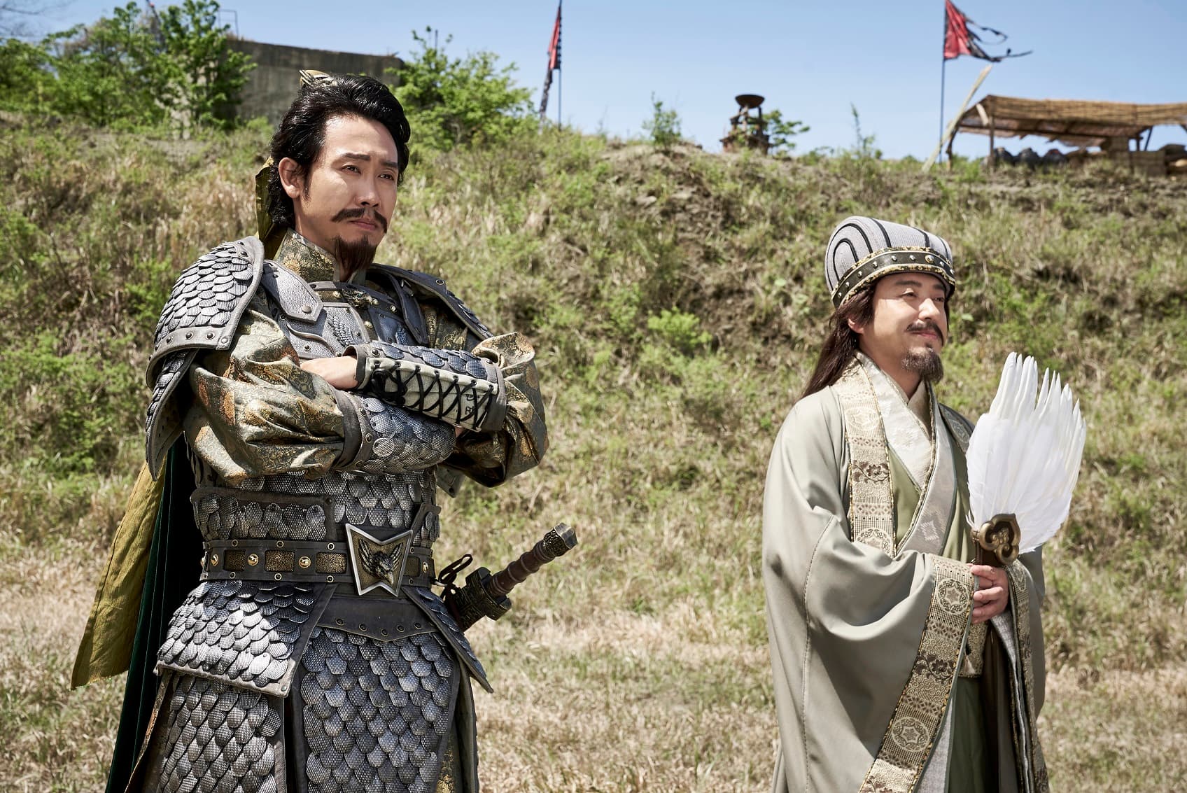 大泉洋(左)強調《新解釋.三國志》的故事是福田導演寫的,「如果看完電影覺得嚴重悖離史實,請大家找導演,不要找我喔。」(車庫娛樂提供)
