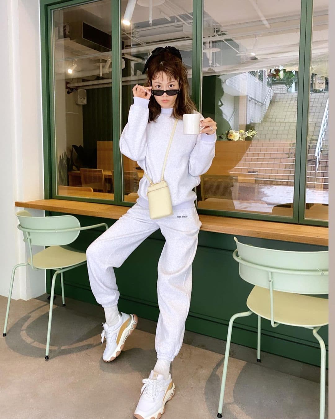 Melody兩個月前也在IG po出身穿一整套灰色套裝的照片,可見休閒感的套裝現在是趨勢。(翻攝自Melody IG)