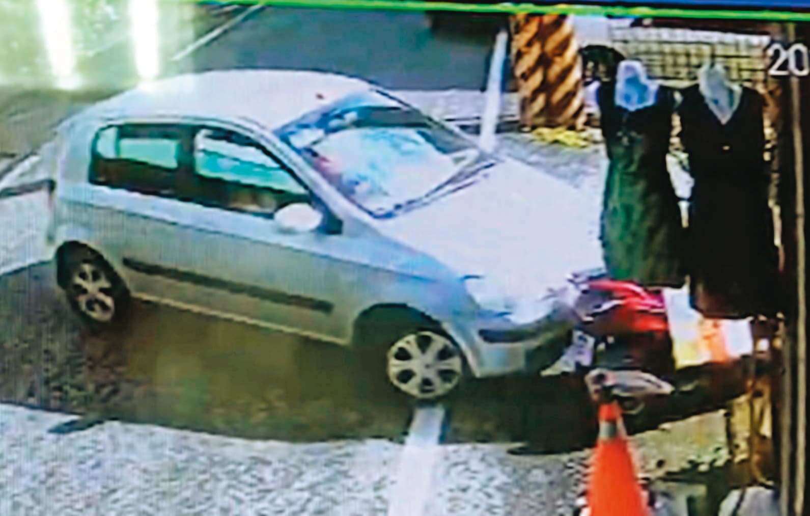 江女開走男友的車輛逃逸,卻不慎在迴轉時撞到機車。(翻攝畫面)
