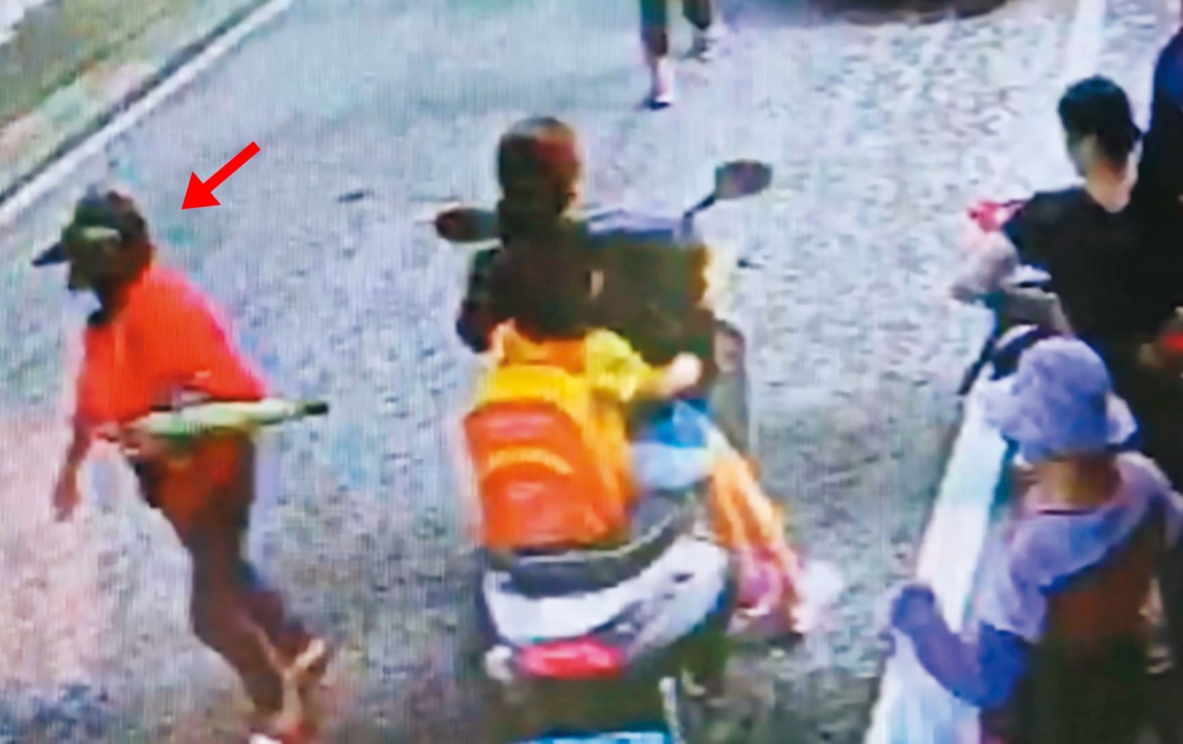 江女(箭頭處)肇事之後,選擇棄車離開現場,過程被監視器拍下。(翻攝畫面)
