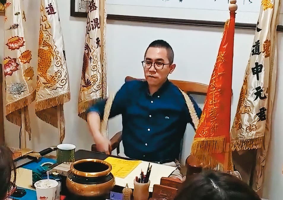 太一玄宗道脈發展協會羅姓創辦人自稱「大羅金仙」轉世,能替人改運。(讀者提供)