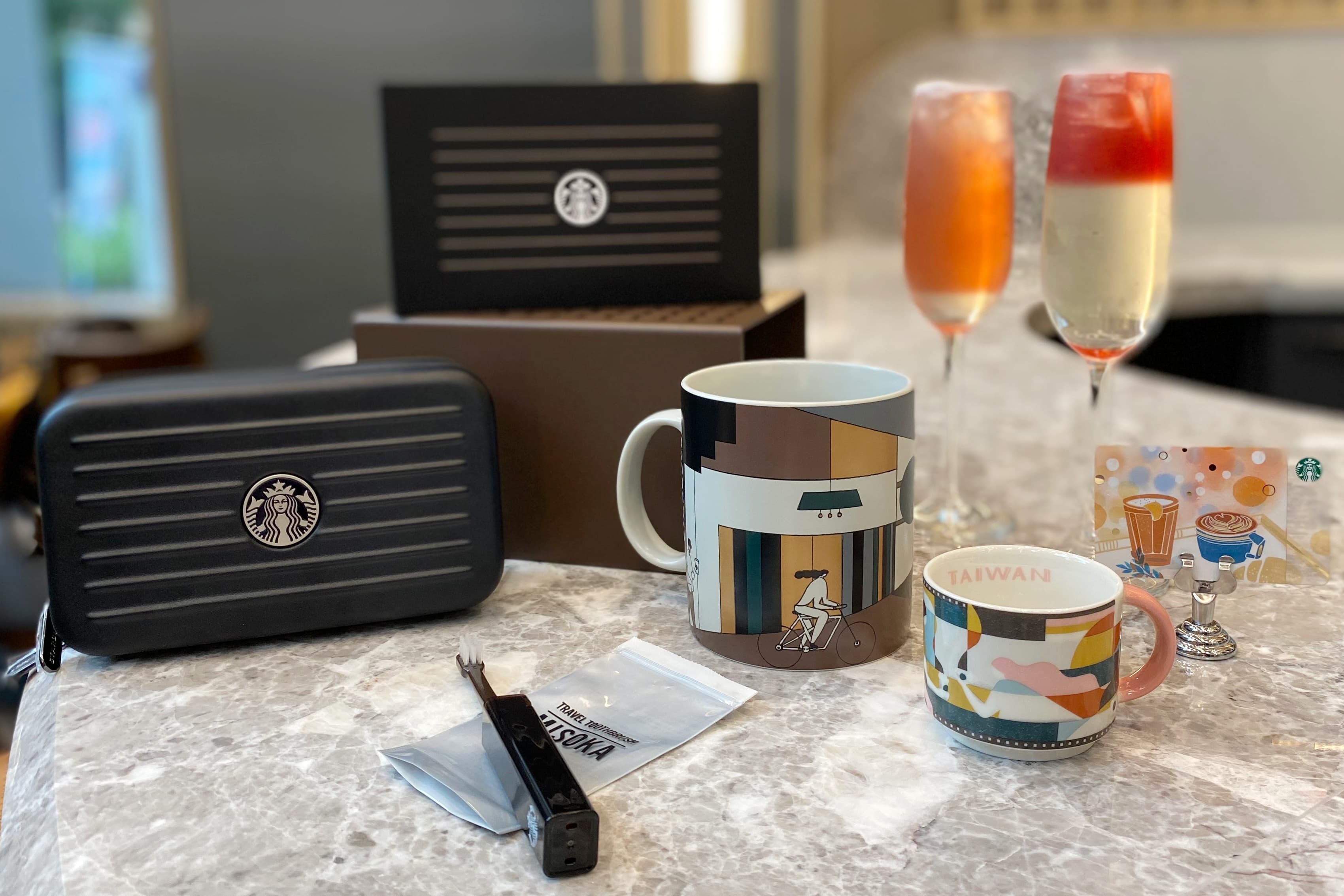 門市限定商品，旅人馬克杯以及行李箱造型收納包。（星巴克提供）