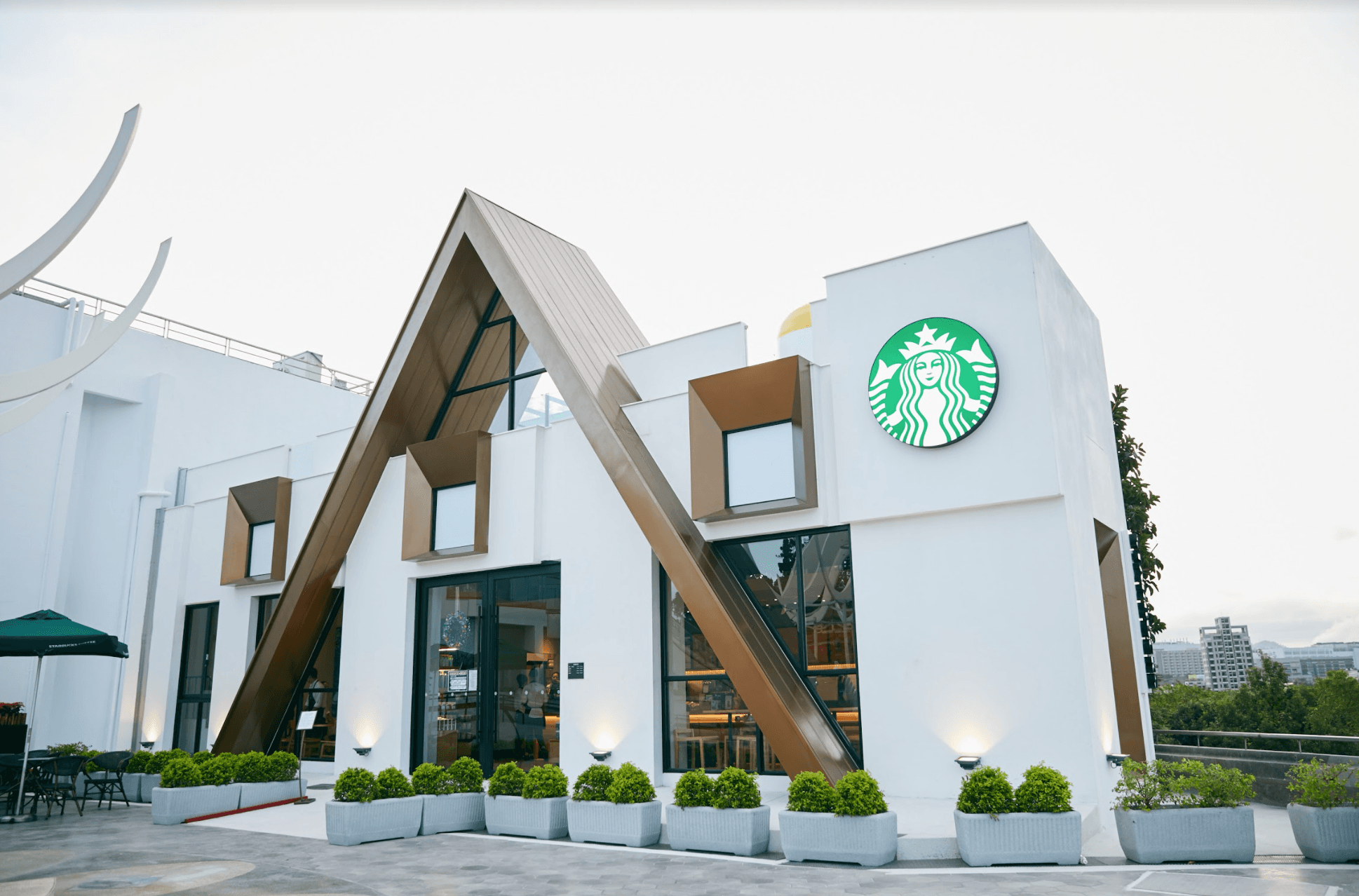 建築外觀像是一座積木城堡。（星巴克提供）