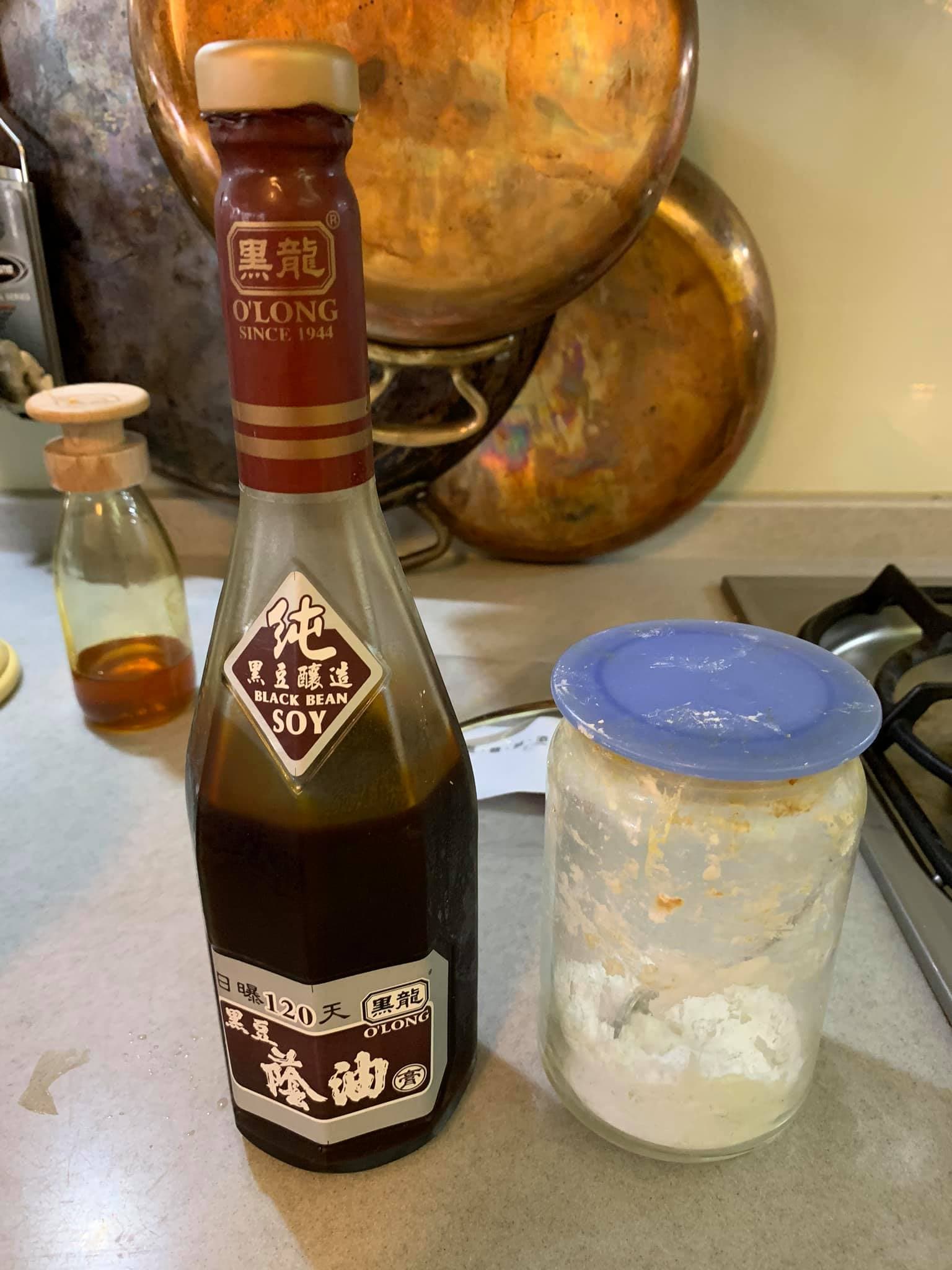醃料用醬油、蜂蜜和太白粉。