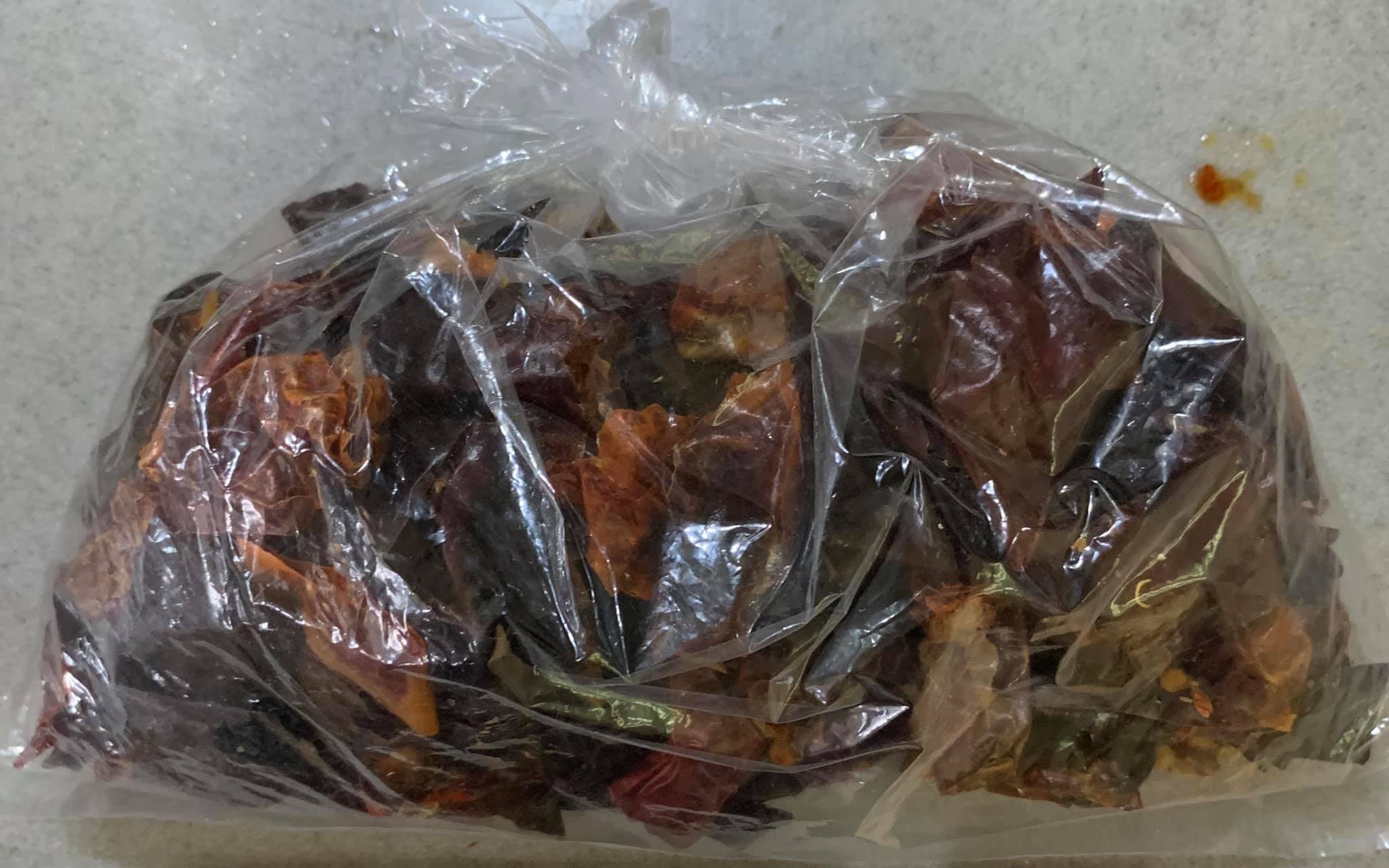 預備了宮保，亦即乾辣椒。