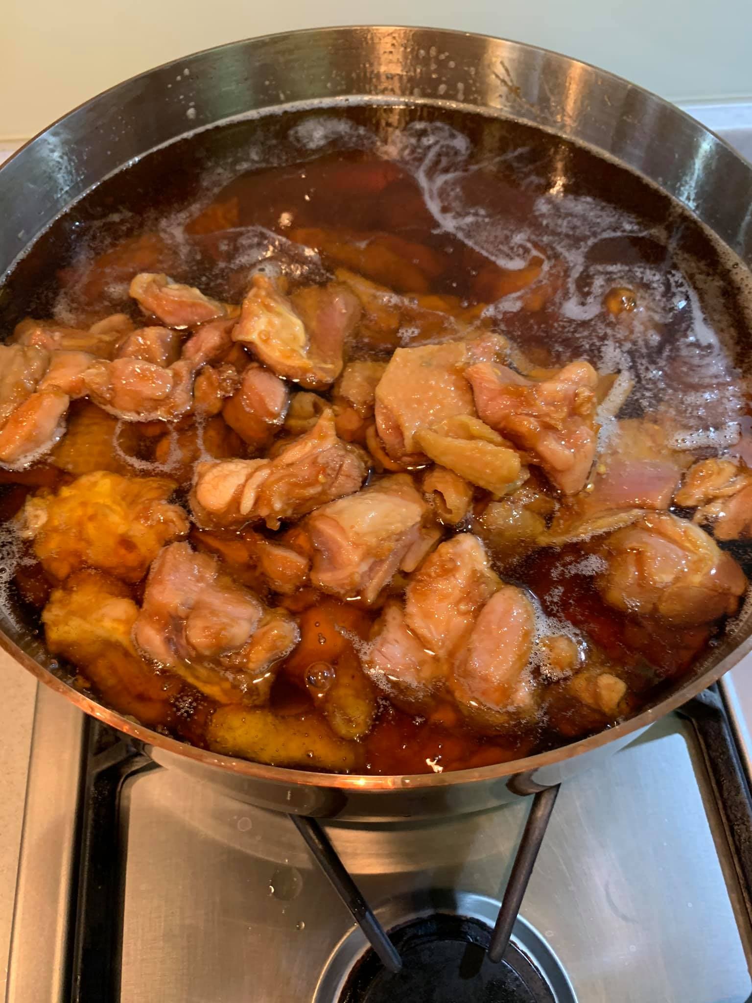 雞塊入鍋油炸。