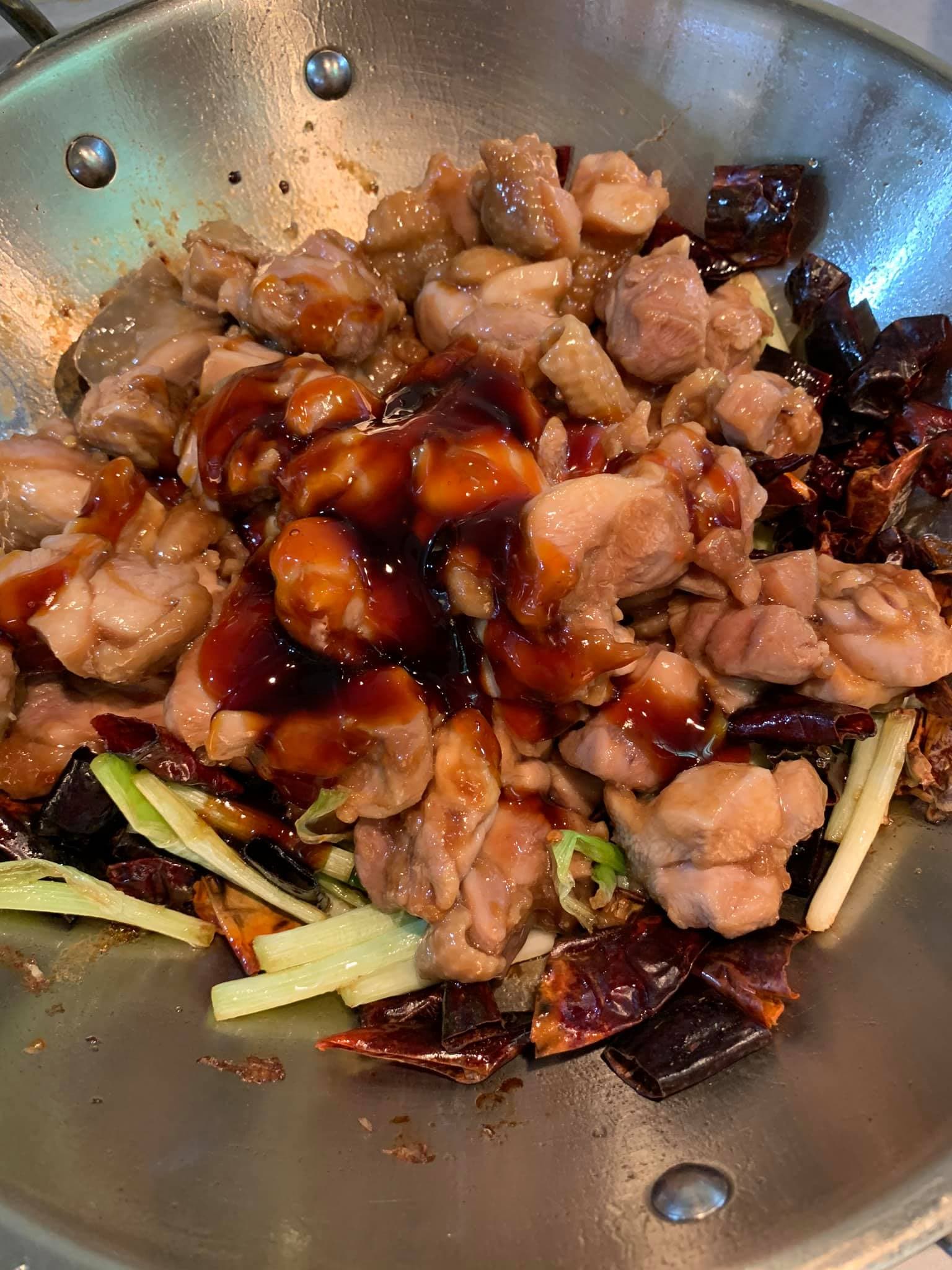 下素蠔油和烏醋調味，不要多，不喜酸可不加，只要您加的不多，只是提味，一點都不會酸。