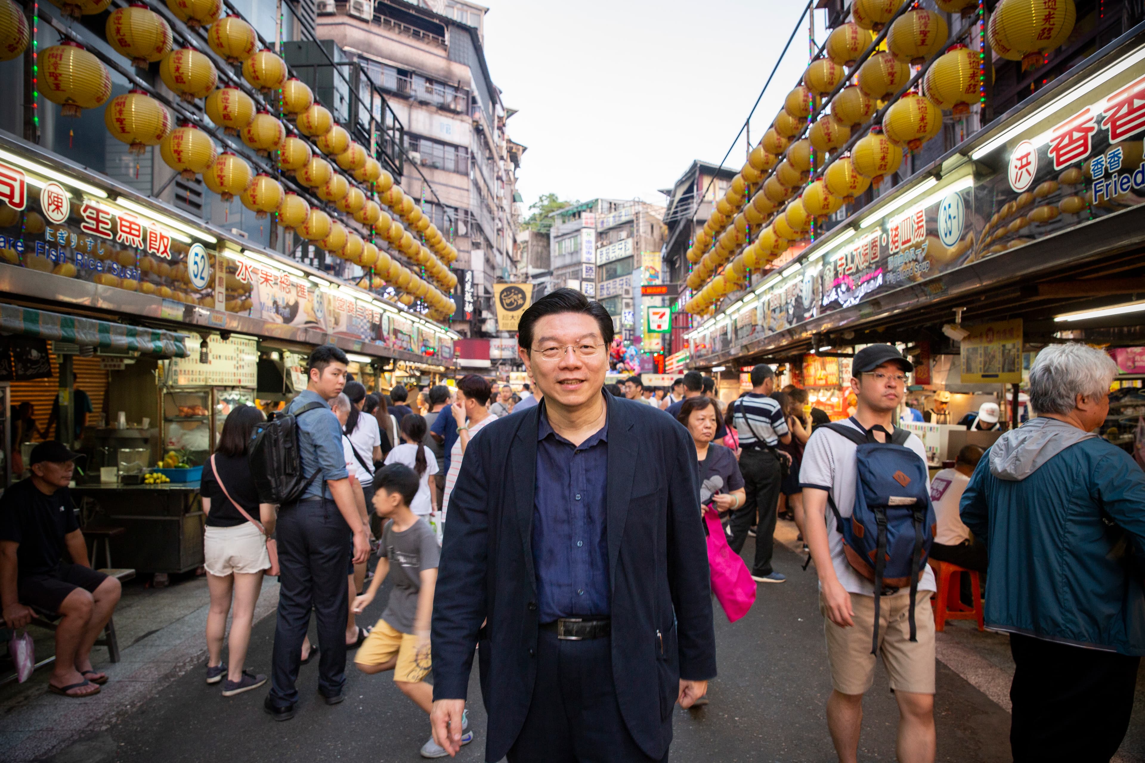 《鏡週刊》社長裴偉愛吃也愛做菜，經常向各路名廚求教，現在也公開他的廚房筆記。（攝影：王漢順）