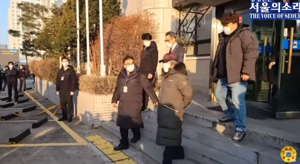 趙斗淳剛走出安山保護所,就將沒上銬的雙手背在後背。(翻攝自서울의 소리 The Voice of Seoul YouTube頻道)
